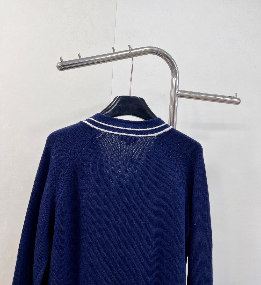 🆕CHANEL秋冬新款中古风V领针织开衫，秋冬必备的羊毛混纺材质，柔软细腻，超级厚实舒适👀 撞色领边设计