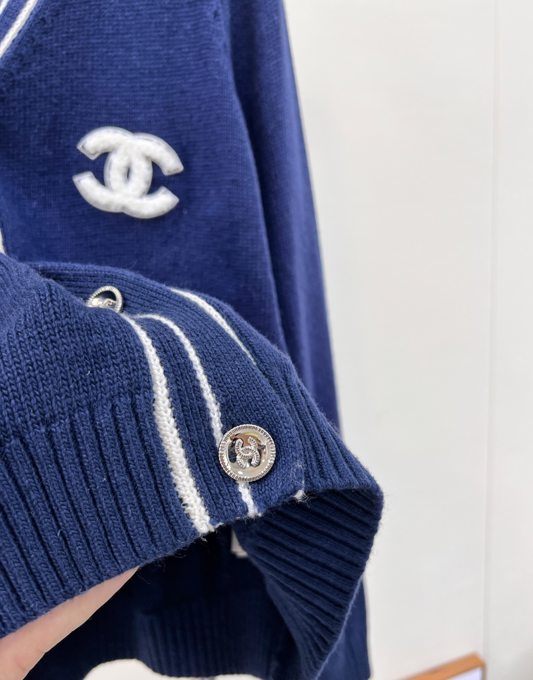 🆕CHANEL秋冬新款中古风V领针织开衫，秋冬必备的羊毛混纺材质，柔软细腻，超级厚实舒适👀 撞色领边设计