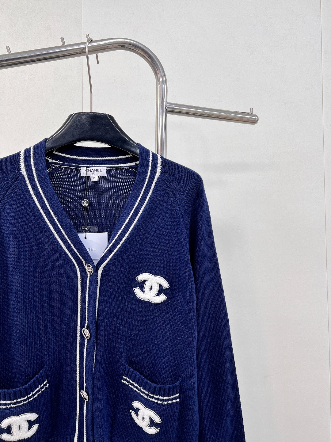 🆕CHANEL秋冬新款中古风V领针织开衫，秋冬必备的羊毛混纺材质，柔软细腻，超级厚实舒适👀 撞色领边设计