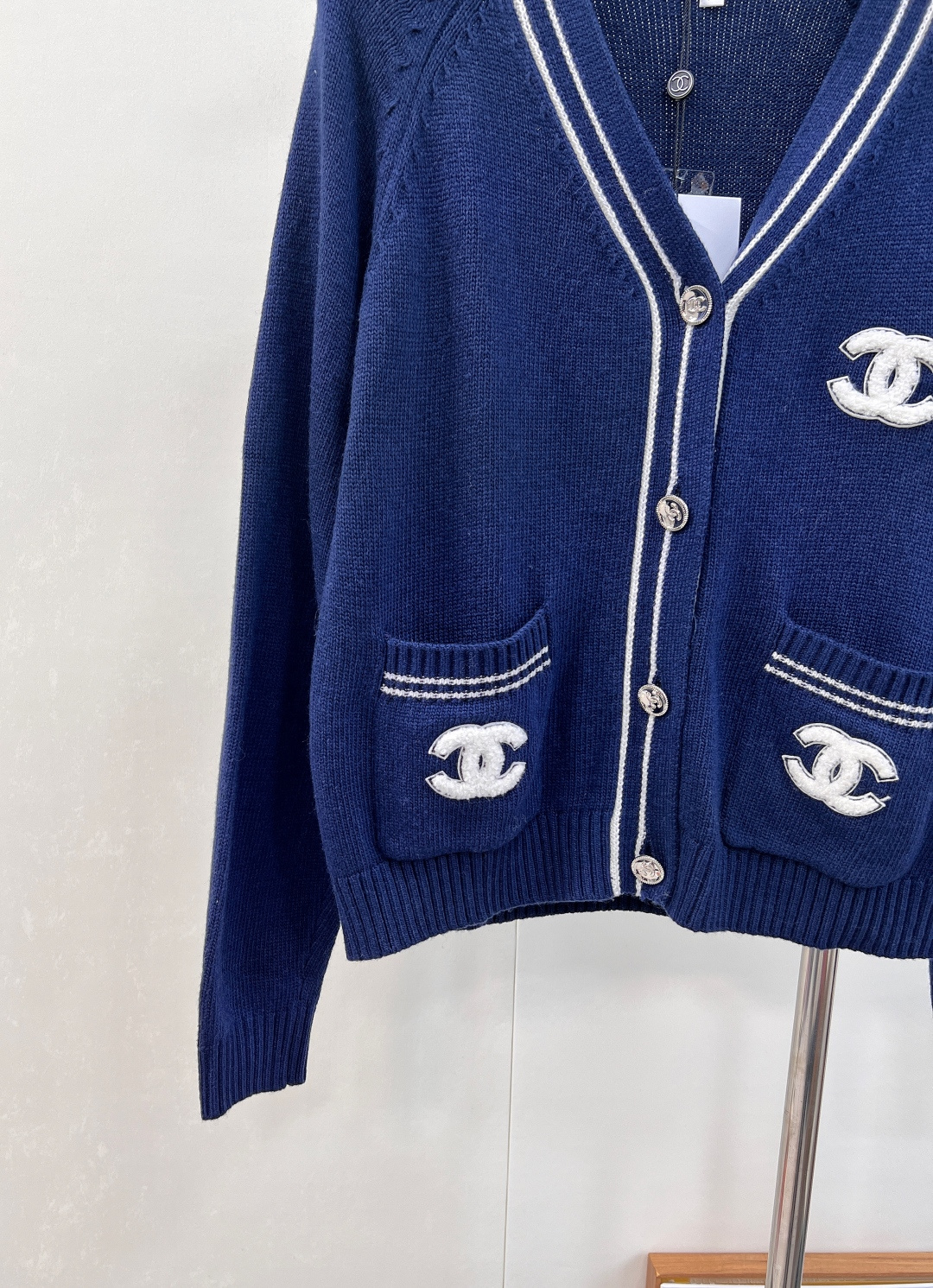 🆕CHANEL秋冬新款中古风V领针织开衫，秋冬必备的羊毛混纺材质，柔软细腻，超级厚实舒适👀 撞色领边设计