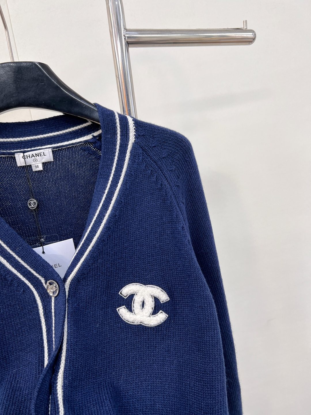 🆕CHANEL秋冬新款中古风V领针织开衫，秋冬必备的羊毛混纺材质，柔软细腻，超级厚实舒适👀 撞色领边设计