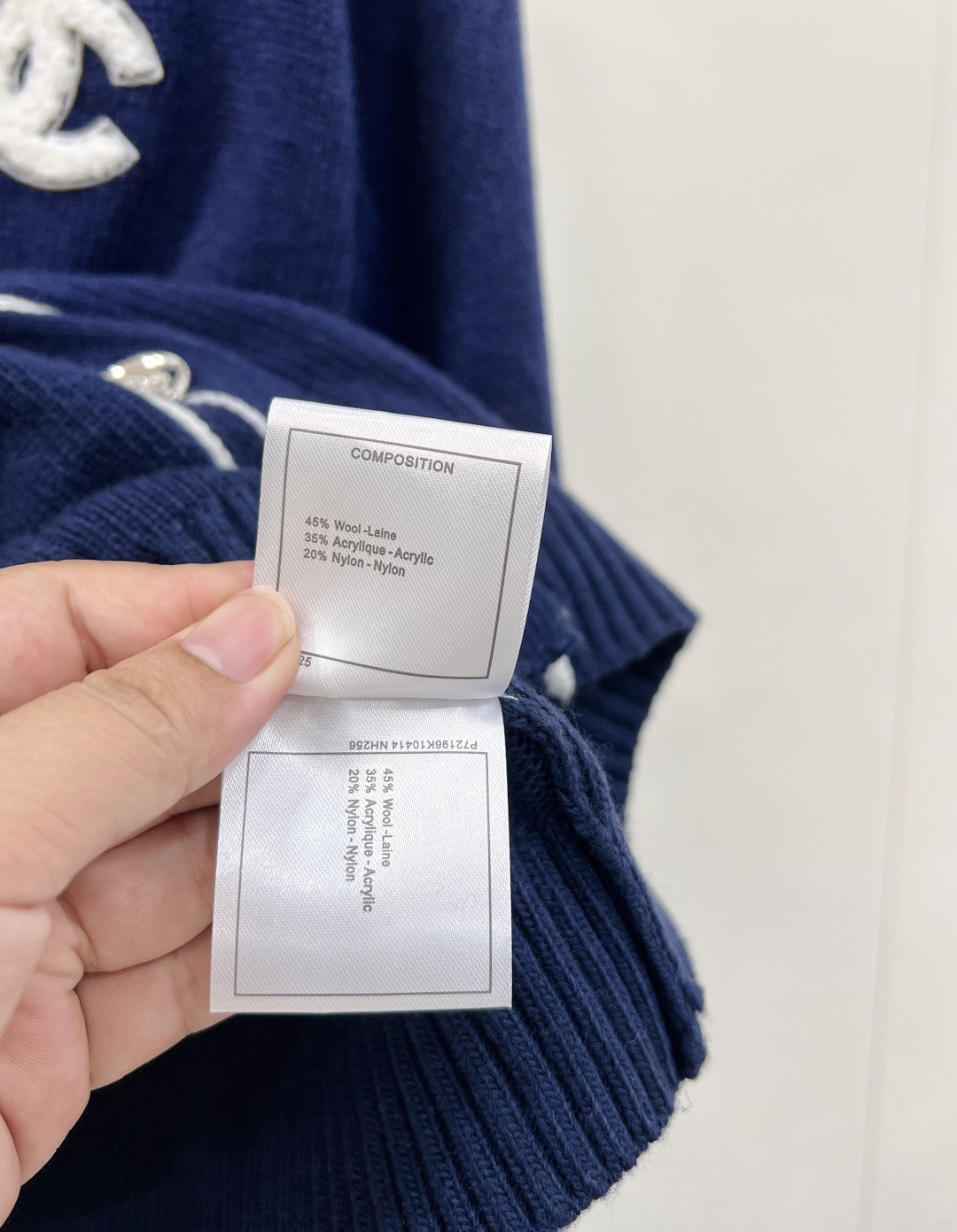 🆕CHANEL秋冬新款中古风V领针织开衫，秋冬必备的羊毛混纺材质，柔软细腻，超级厚实舒适👀 撞色领边设计