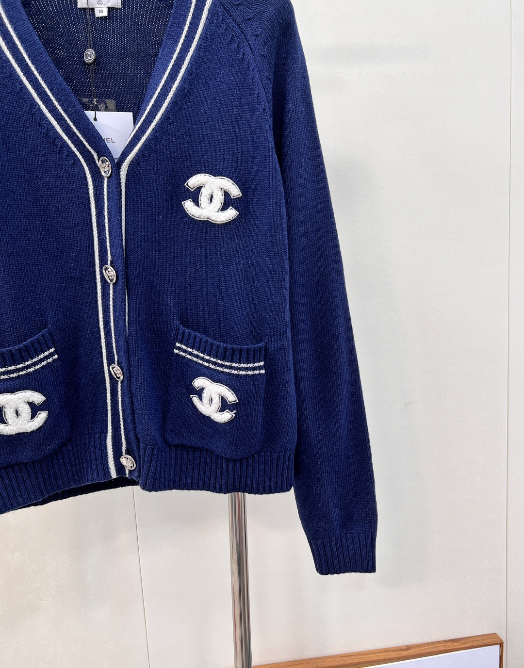 🆕CHANEL秋冬新款中古风V领针织开衫，秋冬必备的羊毛混纺材质，柔软细腻，超级厚实舒适👀 撞色领边设计