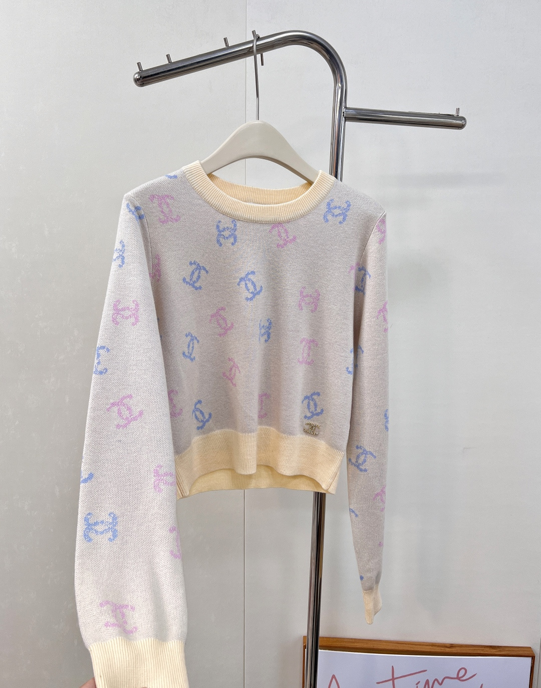 🆕 CHANEL 满印小香logo撞色元素设计套头毛衣彩色配色，小可爱必备！慵懒风软糯毛衣，秋冬怎么少的