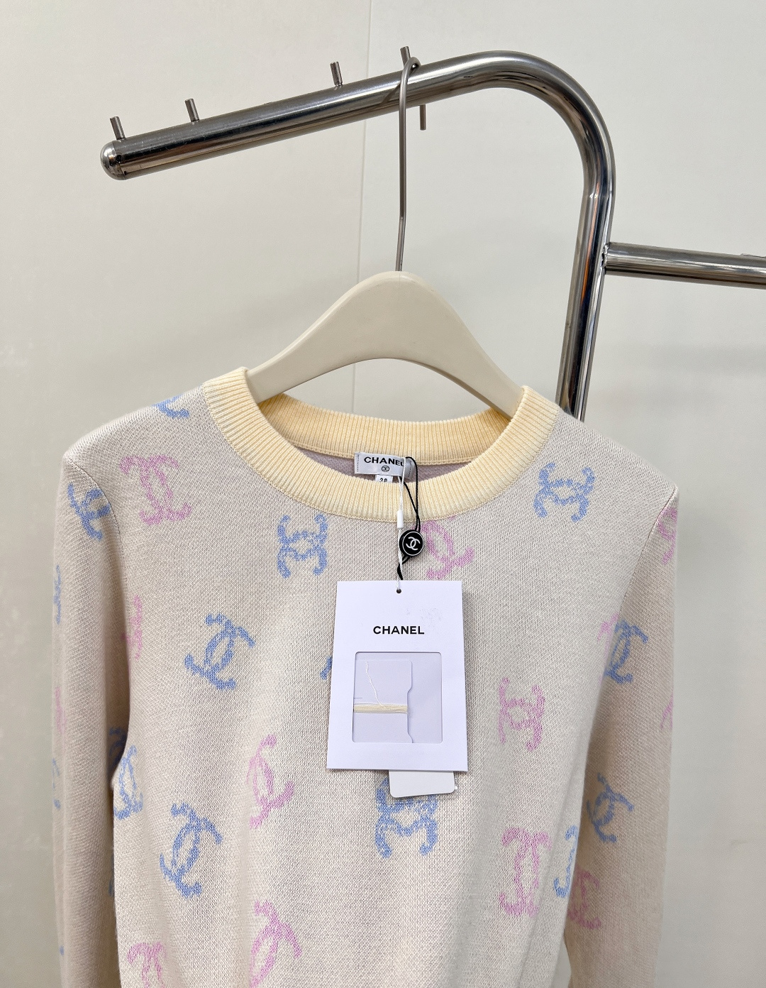 🆕 CHANEL 满印小香logo撞色元素设计套头毛衣彩色配色，小可爱必备！慵懒风软糯毛衣，秋冬怎么少的