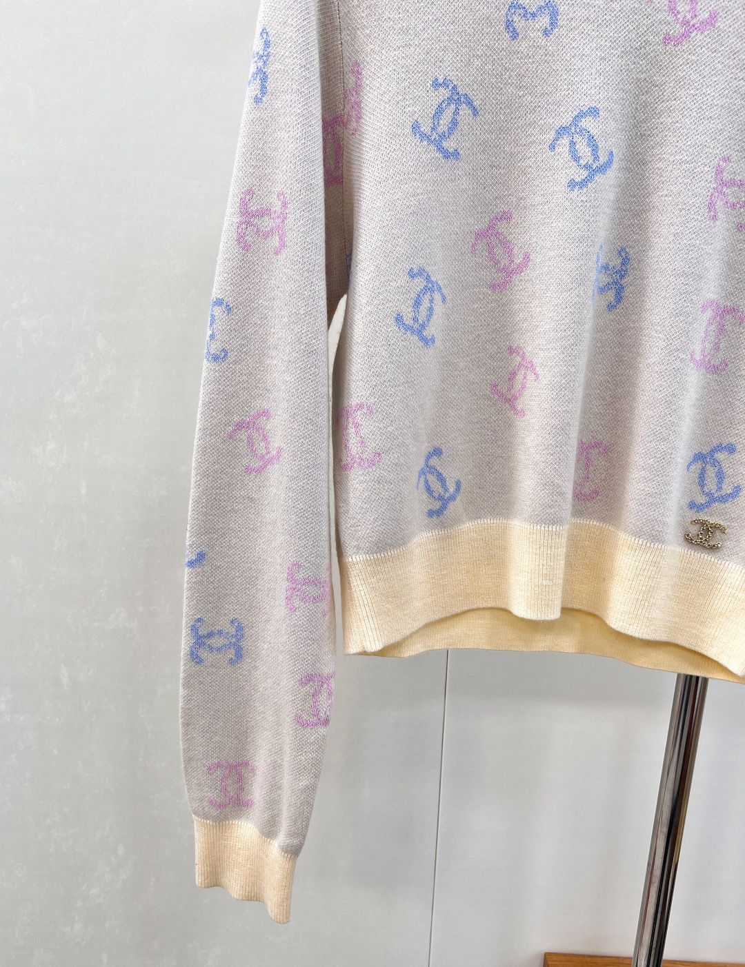 🆕 CHANEL 满印小香logo撞色元素设计套头毛衣彩色配色，小可爱必备！慵懒风软糯毛衣，秋冬怎么少的