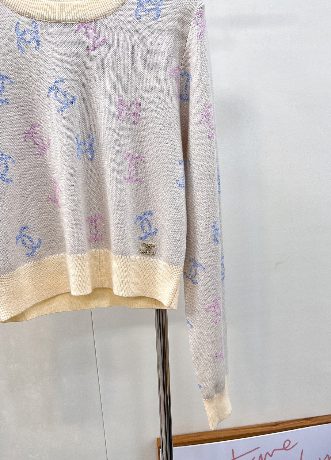 🆕 CHANEL 满印小香logo撞色元素设计套头毛衣彩色配色，小可爱必备！慵懒风软糯毛衣，秋冬怎么少的