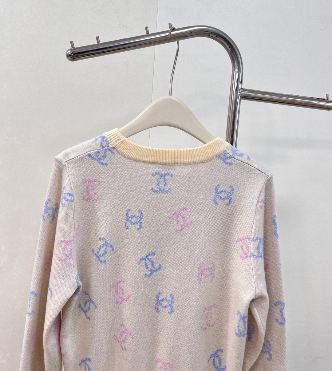 🆕 CHANEL 满印小香logo撞色元素设计套头毛衣彩色配色，小可爱必备！慵懒风软糯毛衣，秋冬怎么少的