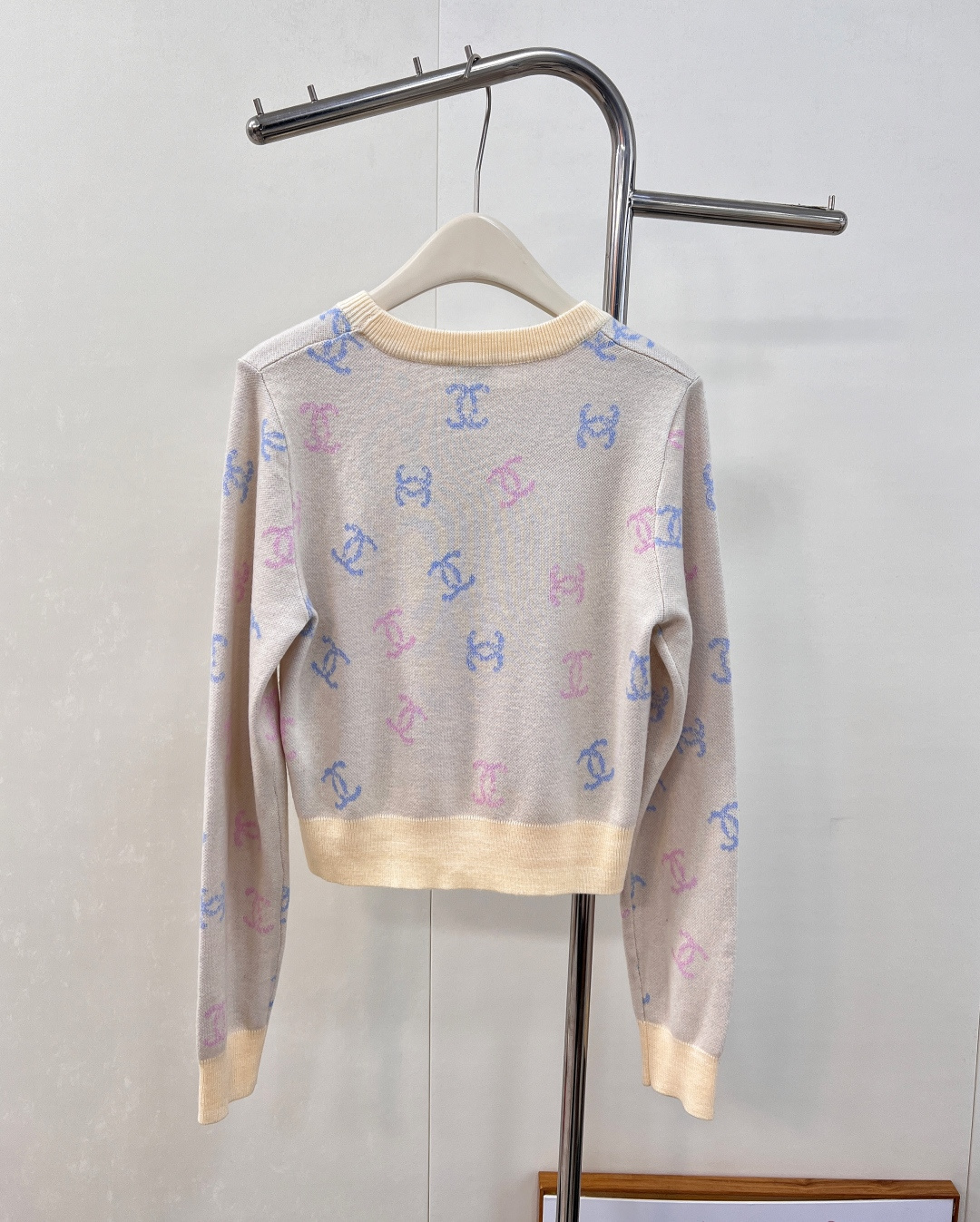 🆕 CHANEL 满印小香logo撞色元素设计套头毛衣彩色配色，小可爱必备！慵懒风软糯毛衣，秋冬怎么少的