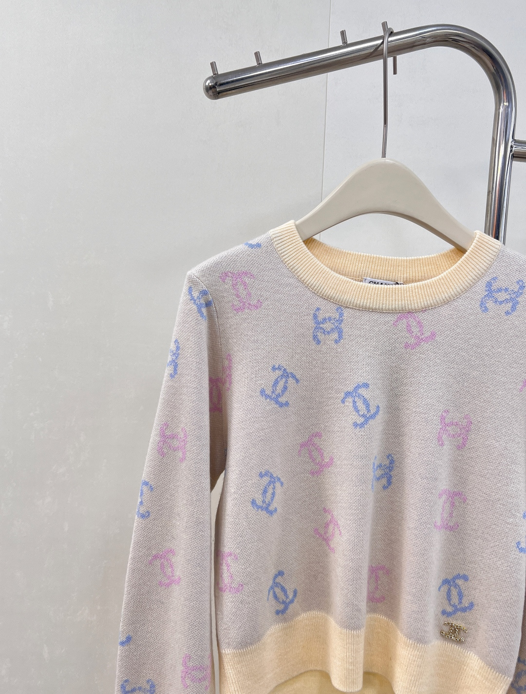 🆕 CHANEL 满印小香logo撞色元素设计套头毛衣彩色配色，小可爱必备！慵懒风软糯毛衣，秋冬怎么少的