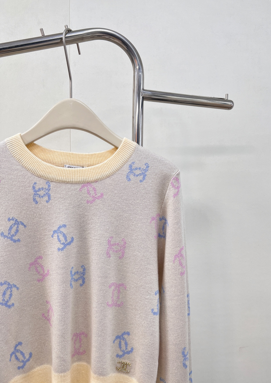 🆕 CHANEL 满印小香logo撞色元素设计套头毛衣彩色配色，小可爱必备！慵懒风软糯毛衣，秋冬怎么少的