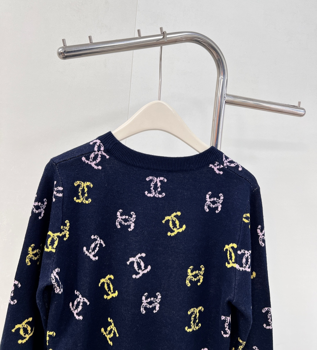 🆕 CHANEL 满印小香logo撞色元素设计套头毛衣彩色配色，小可爱必备！慵懒风软糯毛衣，秋冬怎么少的
