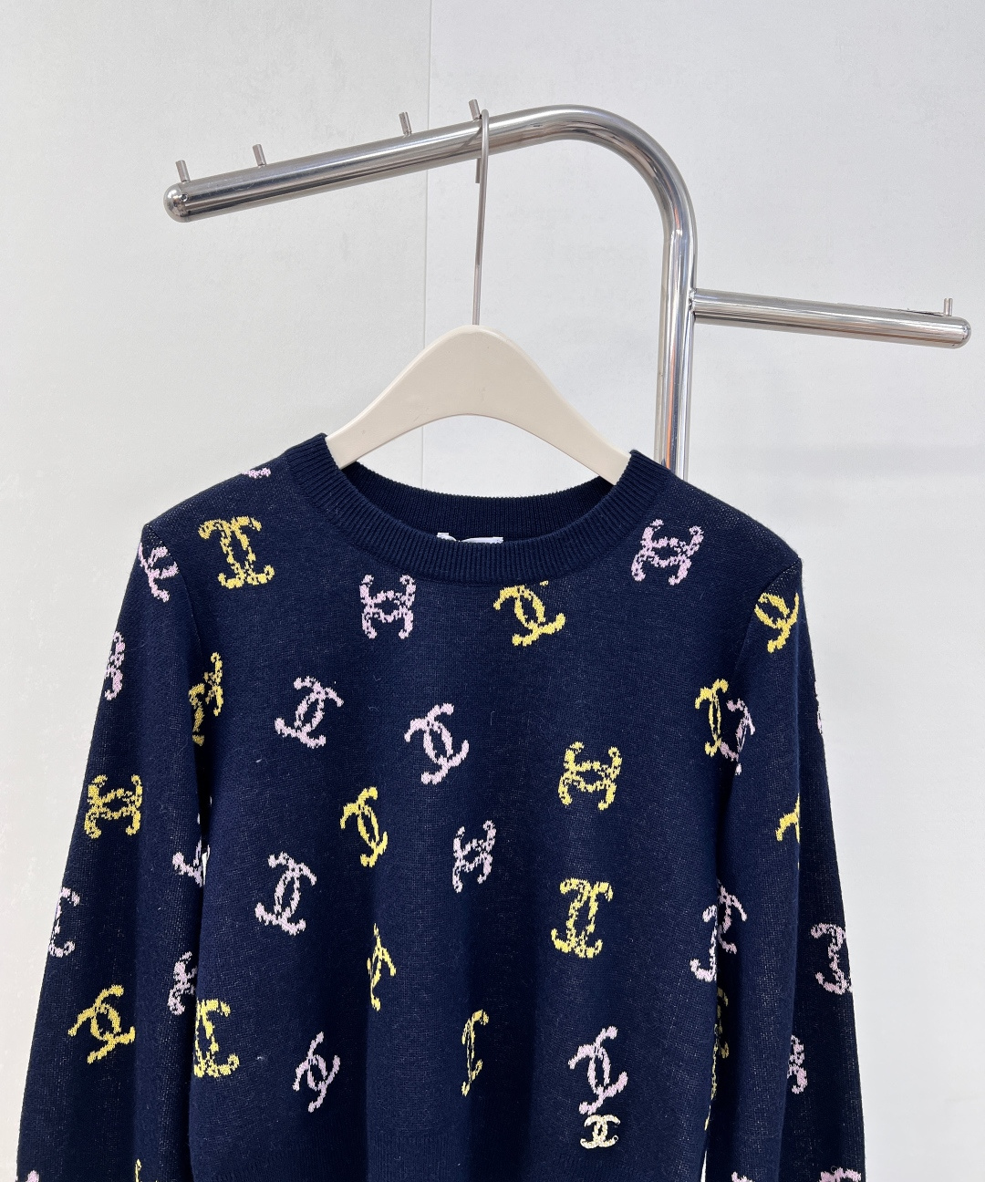 🆕 CHANEL 满印小香logo撞色元素设计套头毛衣彩色配色，小可爱必备！慵懒风软糯毛衣，秋冬怎么少的