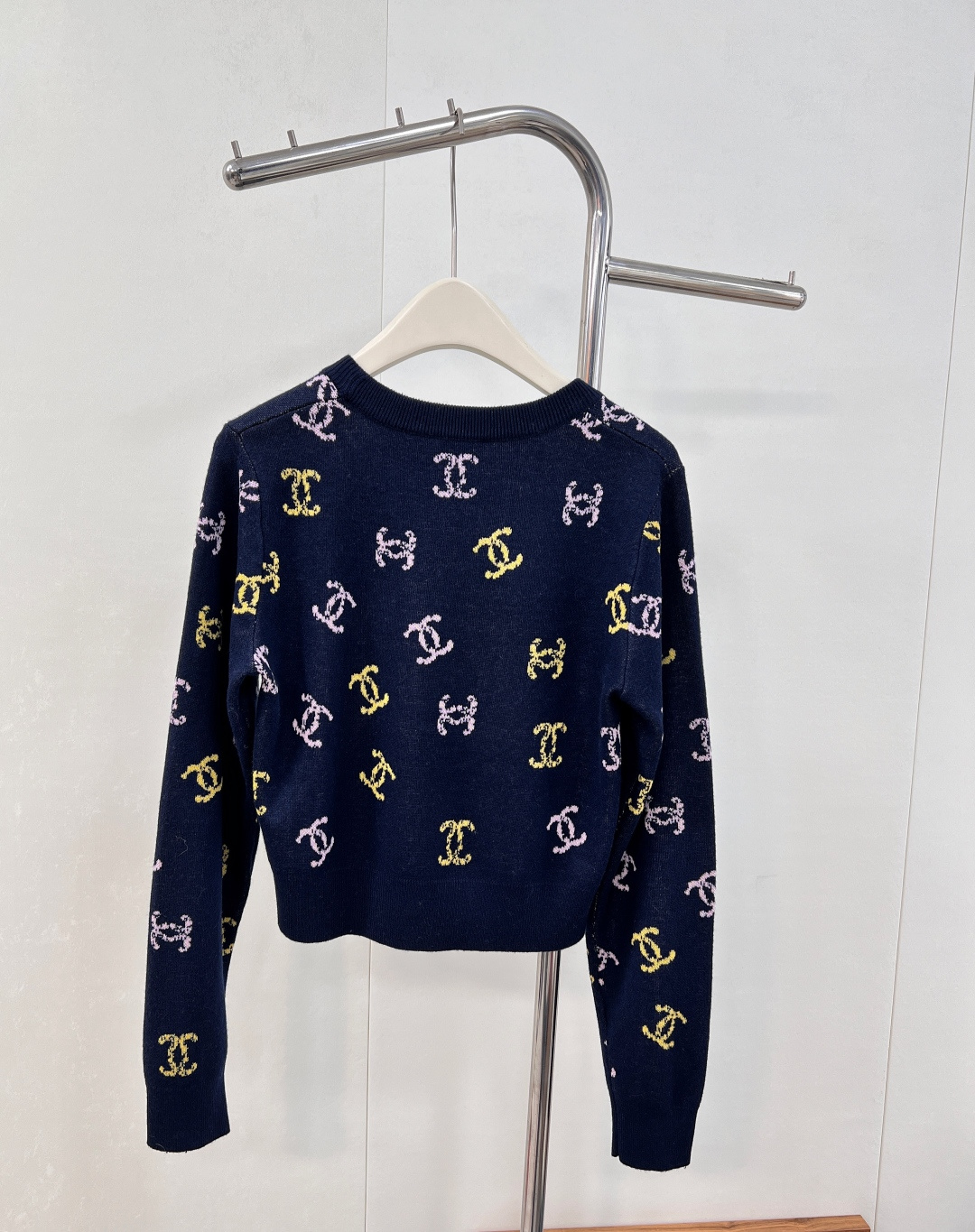 🆕 CHANEL 满印小香logo撞色元素设计套头毛衣彩色配色，小可爱必备！慵懒风软糯毛衣，秋冬怎么少的