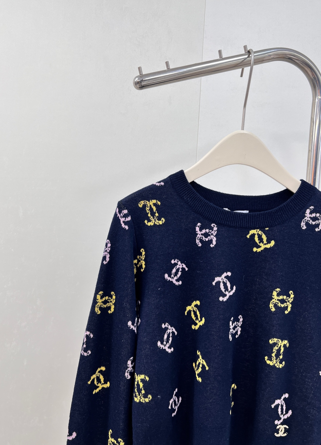 🆕 CHANEL 满印小香logo撞色元素设计套头毛衣彩色配色，小可爱必备！慵懒风软糯毛衣，秋冬怎么少的