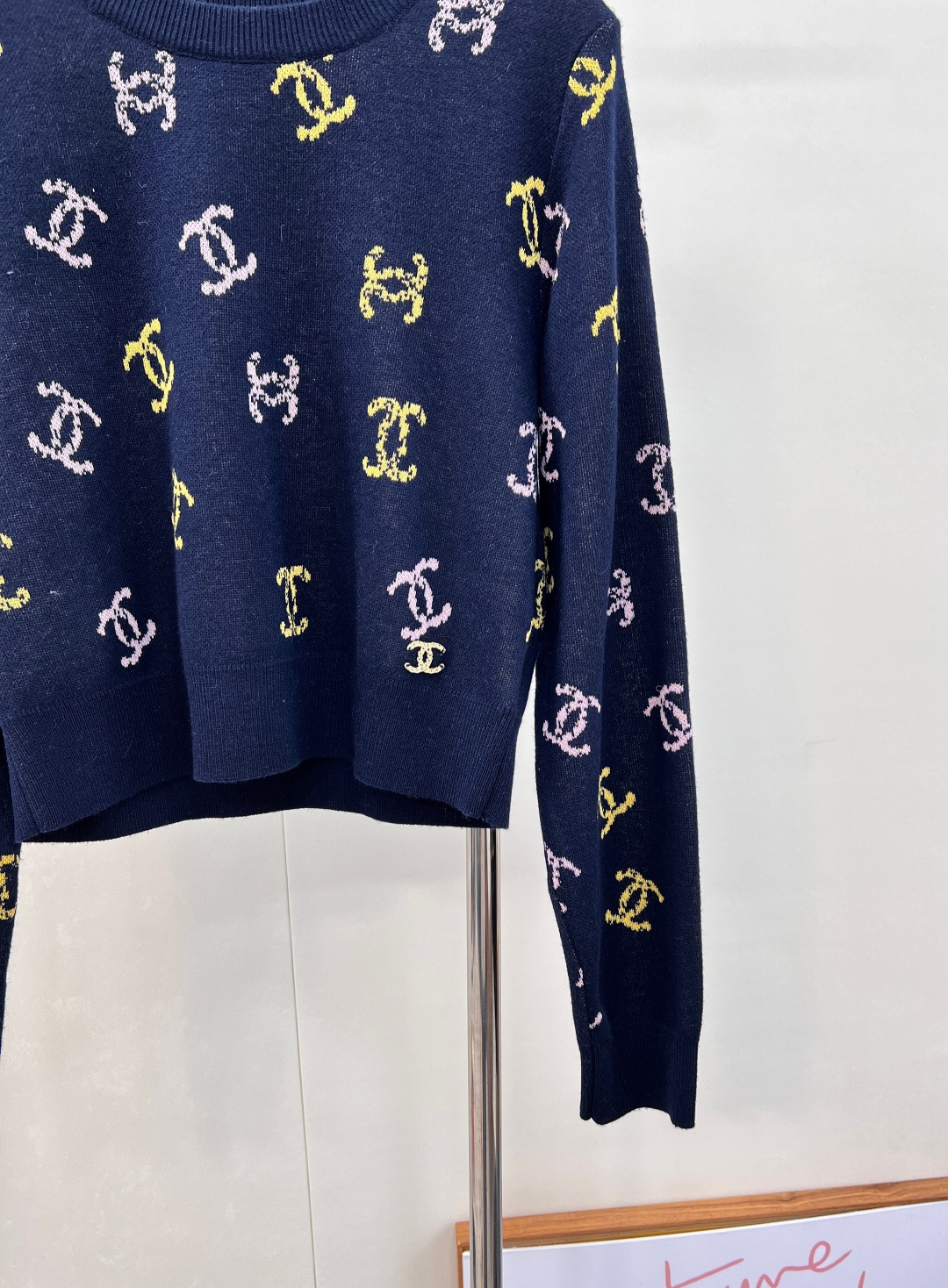🆕 CHANEL 满印小香logo撞色元素设计套头毛衣彩色配色，小可爱必备！慵懒风软糯毛衣，秋冬怎么少的