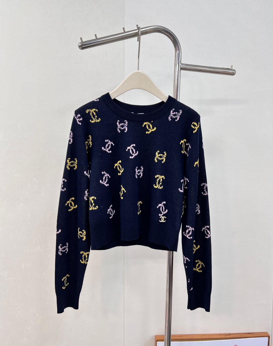 NO:566208,CHANEL pullover sweater with Xiaoxiang logo printed all over and design with contrasting elements. Colorful and matching, a must-have for little cuties!  Lazy style soft and waxy sweaters are so rare in autumn and winter~ The temperament style can be easily matched with any combination, the short slim fit style has a lazy and casual style~ Medieval style style, the upper body is warm and fashionable, and it looks good with any combination. A must-have for age reduction!  Warm and fashionable sweater. Lazy and comfortable, giving you a warm autumn and winter temperament. Chanel in the world. This year's apricot color series is really amazing ~ Xiaoxiangfeng Wannian Classic Series. It is definitely worth buying. It has three standards and three colors. Size sml code,,chanel,chanel,sweaters,alexander wang19860909CHANEL 满印小香logo撞色元素设计套头毛衣 彩色配色,小可爱必备！慵懒风软糯毛衣,秋冬怎么少的了Ta~ 气质款随便搭配都轻松驾驭 ,短款修身版型慵懒随意风～中古气质风 上身保暖又时髦 随意搭配都好看 减龄必备！ 保暖又时髦的毛衣 慵懒舒适,给你暖暖的秋冬气质温柔 人间香奈儿 今年死磕奶杏色系 真的太绝了～小香风万年经典系列 绝对值得入手,三标齐全,三色出 尺码sml 编码,,chanel,chanel,sweaters,alexander wang,Women's clothing