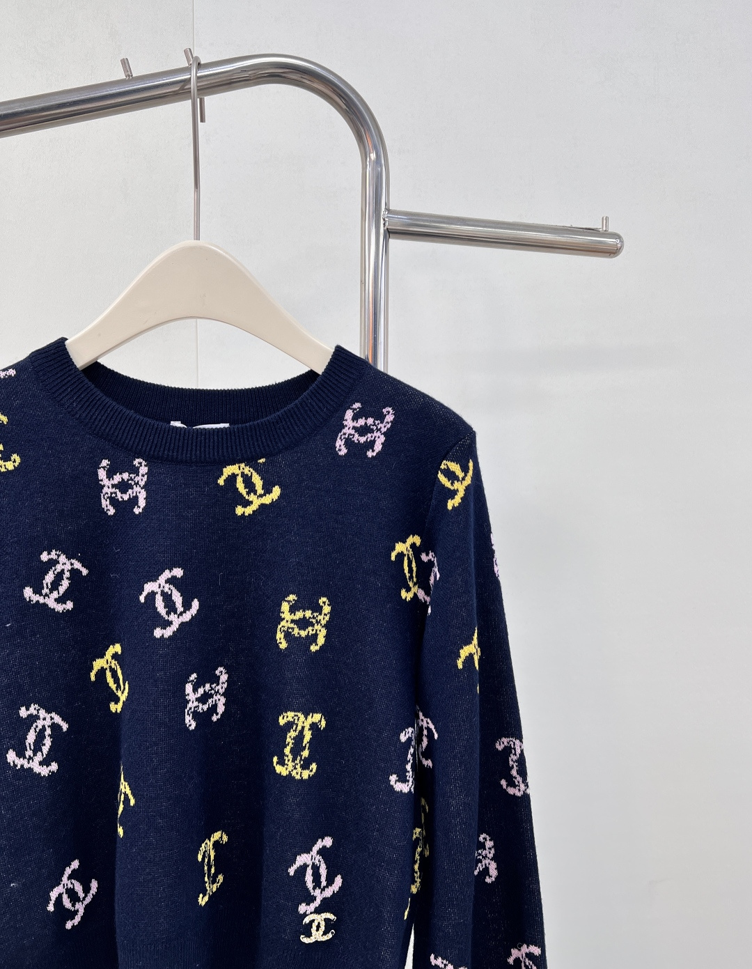 🆕 CHANEL 满印小香logo撞色元素设计套头毛衣彩色配色，小可爱必备！慵懒风软糯毛衣，秋冬怎么少的