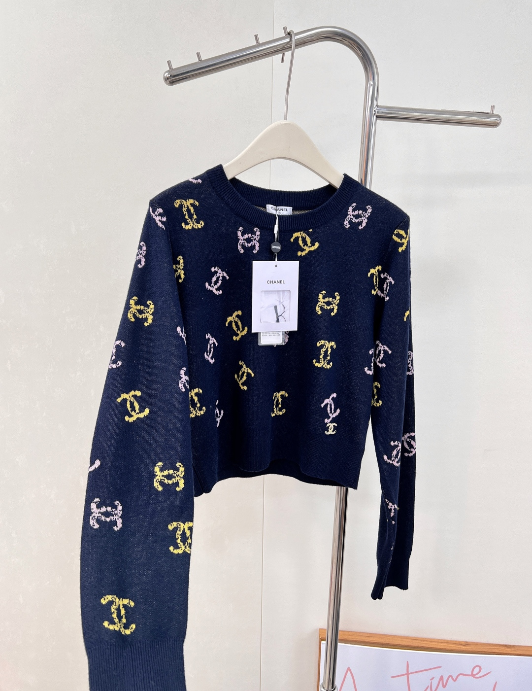 🆕 CHANEL 满印小香logo撞色元素设计套头毛衣彩色配色，小可爱必备！慵懒风软糯毛衣，秋冬怎么少的