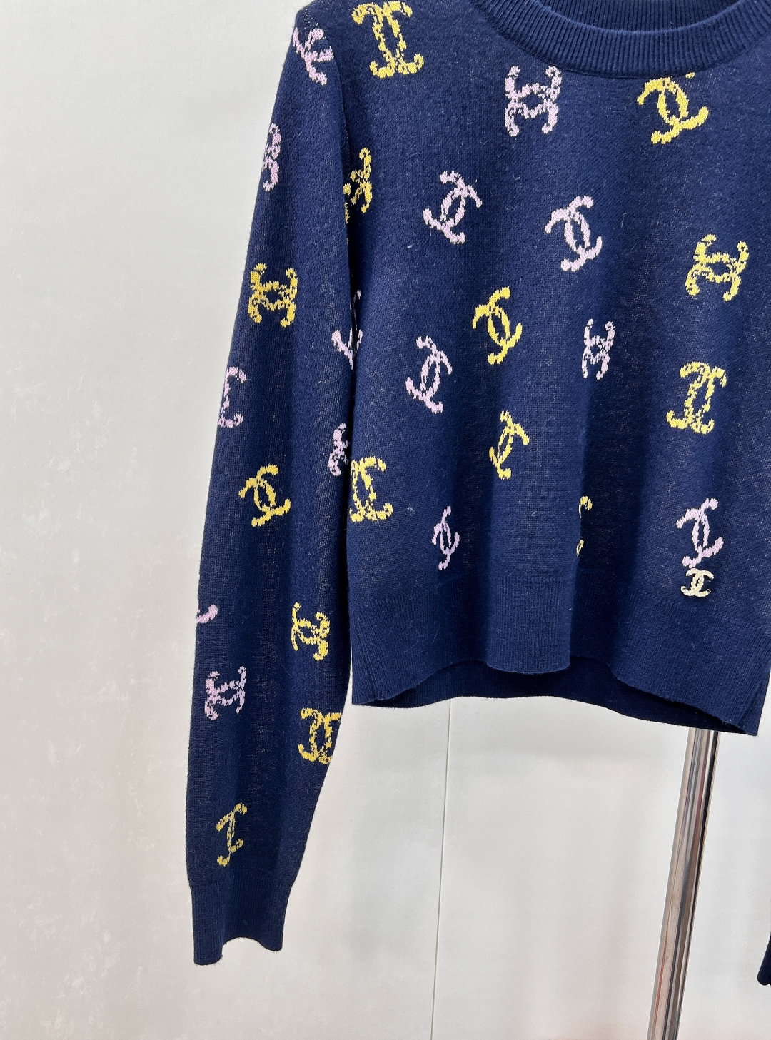 🆕 CHANEL 满印小香logo撞色元素设计套头毛衣彩色配色，小可爱必备！慵懒风软糯毛衣，秋冬怎么少的