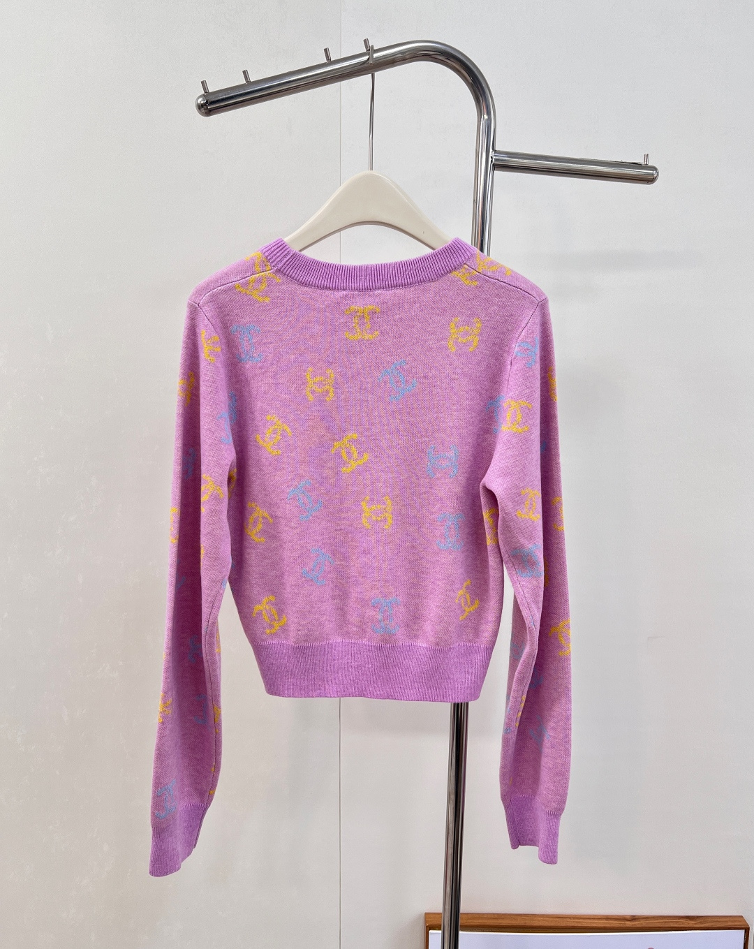 🆕 CHANEL 满印小香logo撞色元素设计套头毛衣彩色配色，小可爱必备！慵懒风软糯毛衣，秋冬怎么少的