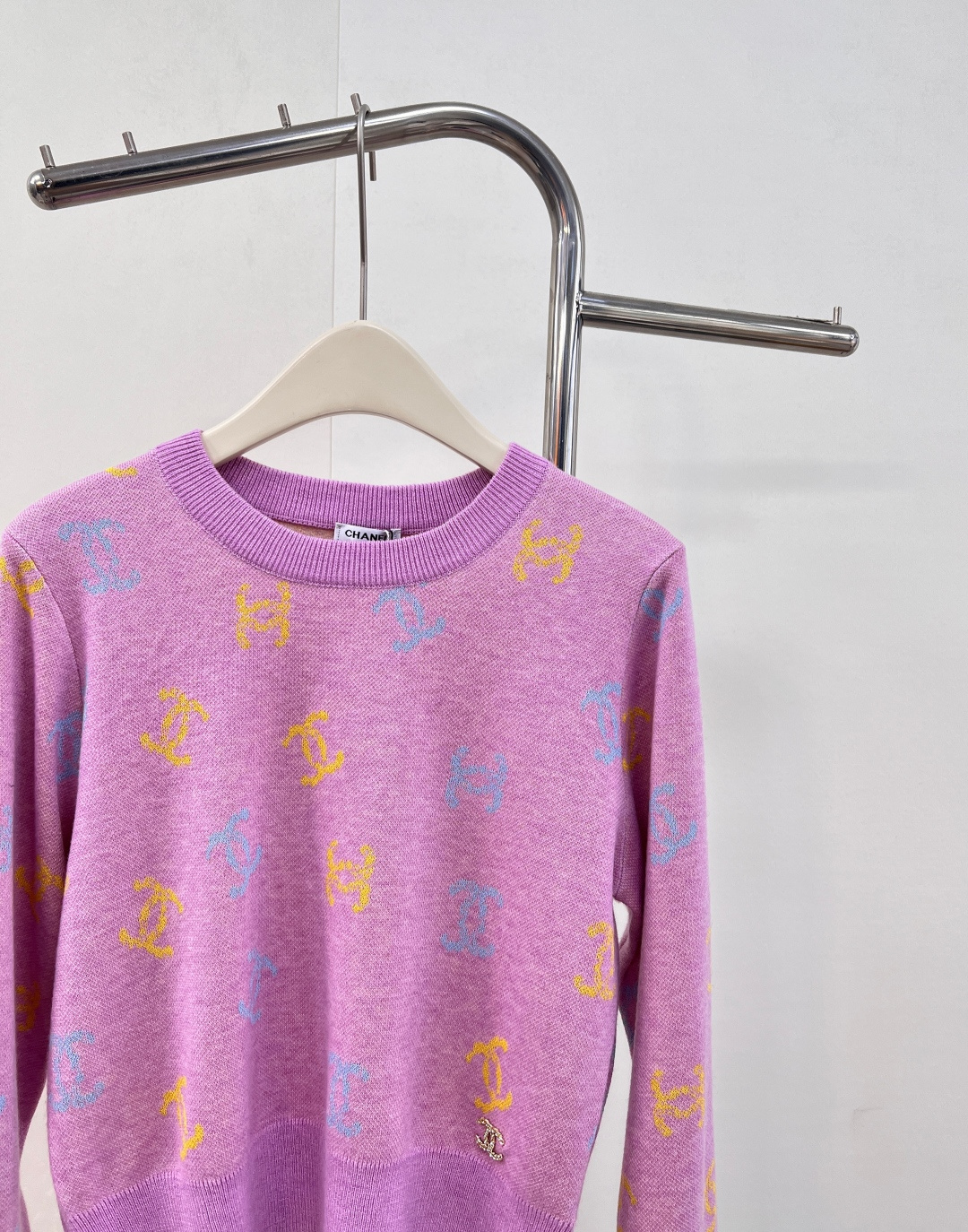 🆕 CHANEL 满印小香logo撞色元素设计套头毛衣彩色配色，小可爱必备！慵懒风软糯毛衣，秋冬怎么少的