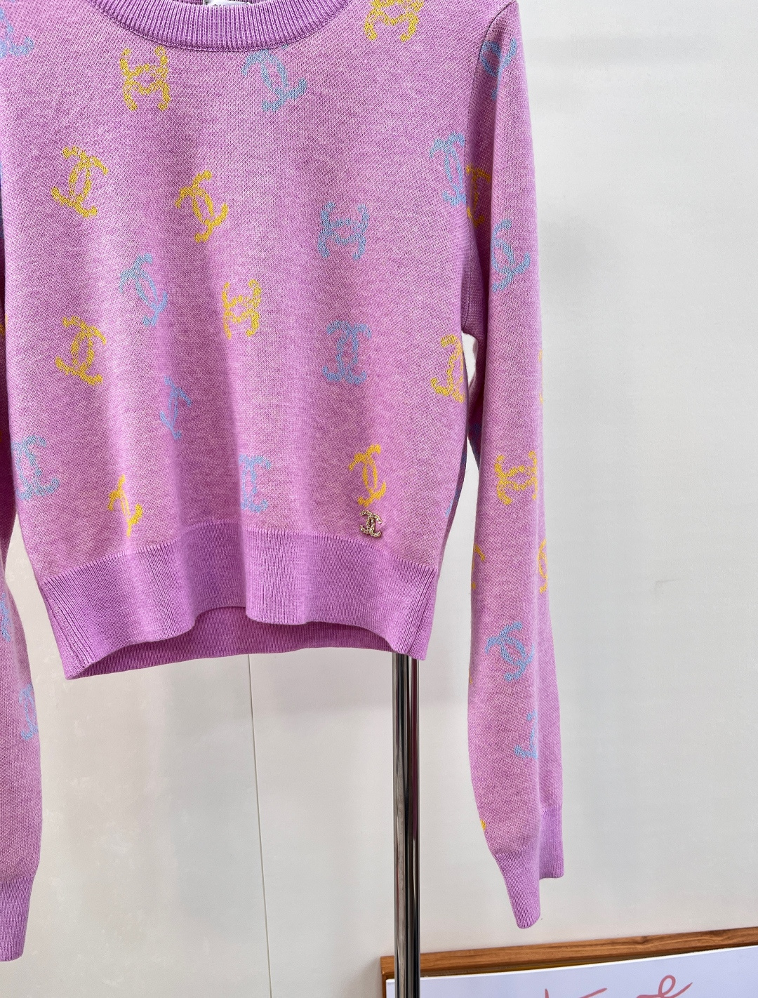 🆕 CHANEL 满印小香logo撞色元素设计套头毛衣彩色配色，小可爱必备！慵懒风软糯毛衣，秋冬怎么少的