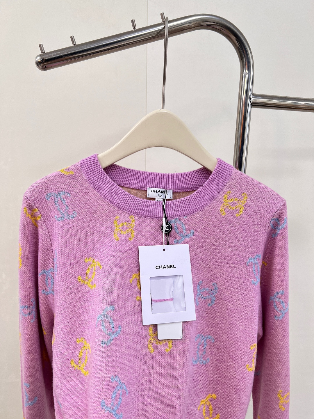🆕 CHANEL 满印小香logo撞色元素设计套头毛衣彩色配色，小可爱必备！慵懒风软糯毛衣，秋冬怎么少的