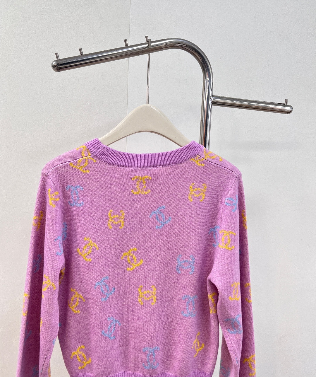 🆕 CHANEL 满印小香logo撞色元素设计套头毛衣彩色配色，小可爱必备！慵懒风软糯毛衣，秋冬怎么少的