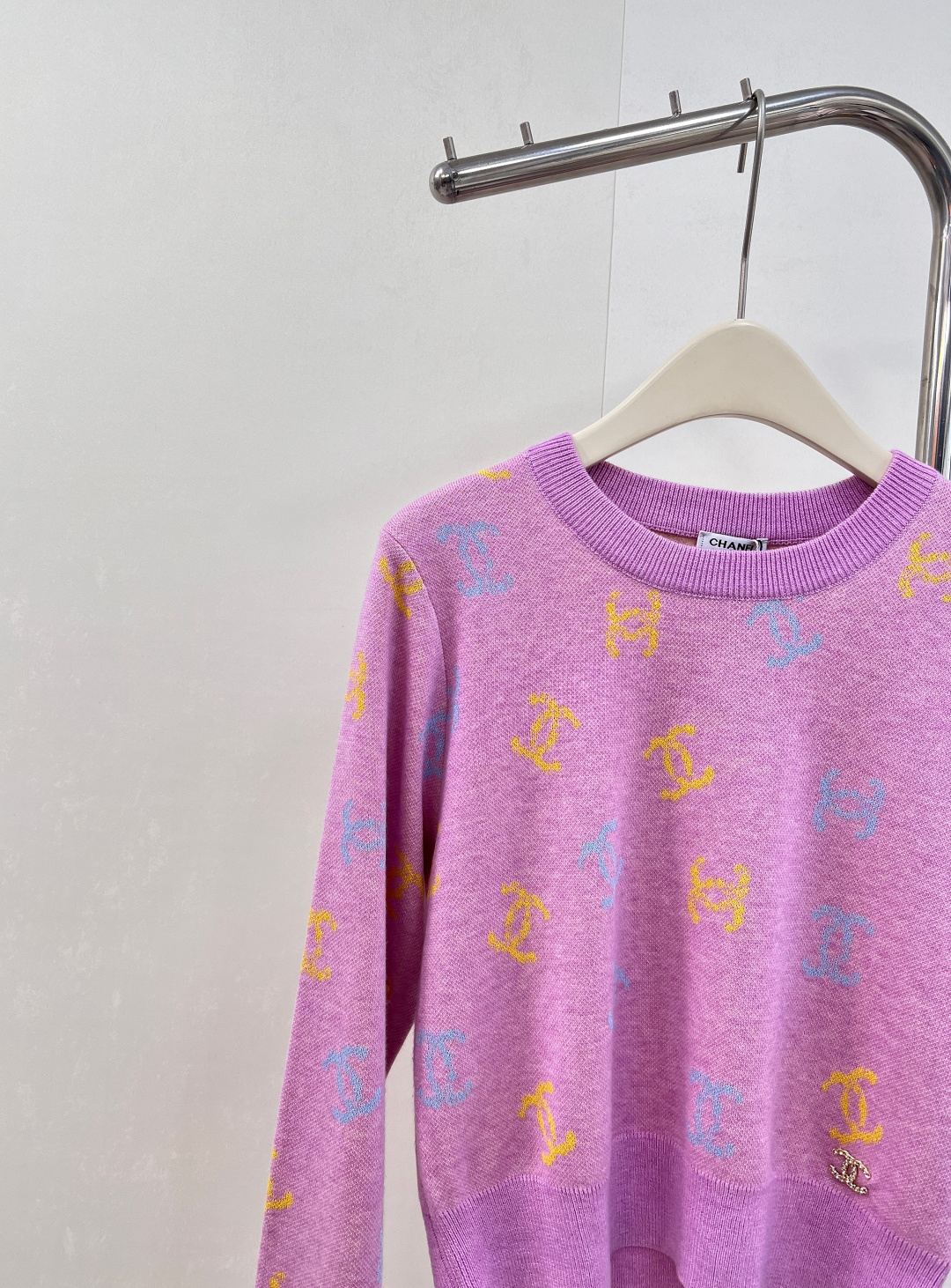 🆕 CHANEL 满印小香logo撞色元素设计套头毛衣彩色配色，小可爱必备！慵懒风软糯毛衣，秋冬怎么少的