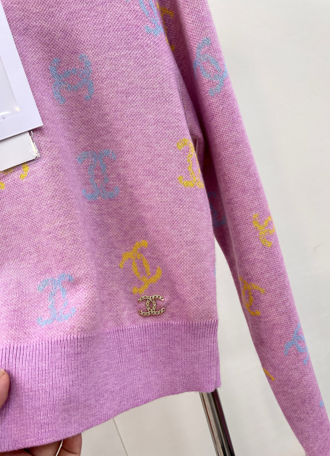 🆕 CHANEL 满印小香logo撞色元素设计套头毛衣彩色配色，小可爱必备！慵懒风软糯毛衣，秋冬怎么少的