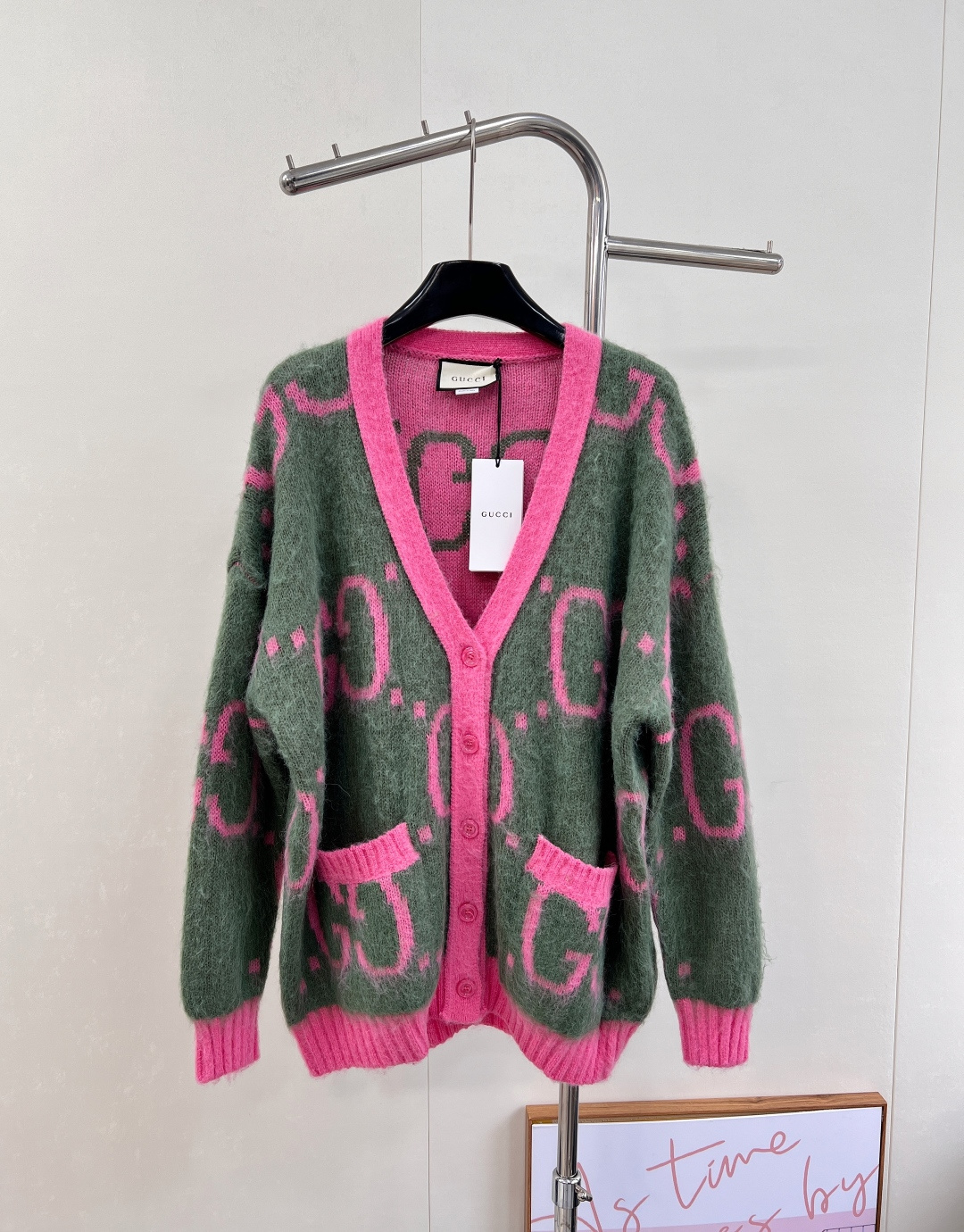 NO:566238,Gucci’s latest cardigan jacket!  The leader of retro style, it can be worn on both sides, made of imported brushed wool and mohair blend!  A very important piece... Both sides are decorated with large GG jacquard patterns in different colors. The upper body is so beautiful!  All double-breasted buttons are molded and custom-engraved with logo. Mohair lazy style knitted cardigan. This is definitely the king of sweaters this autumn and winter. Gentle mocha color, I believe I will not want to take it off. It is furry and skin-friendly, has a lazy and gentle style. The color is very suitable for autumn and winter. It can be worn on both sides. It is more distinctive and super white. The plush velvet super highlights the laziness. It feels good in daily wear. It is super age-reducing. It has all three standards and is shipped in large quantities.  size sml code,,gucci,jackets & coats,sweaters,alexander wang19860909Gucci最新款开衫外套！复古风的领袖者 正反俩面都可以穿 采用进口拉绒羊毛马海毛混纺而成！非常有份量的一件..俩面通体饰有不同配色的大号GG提花图案 上身太好看了！双排纽扣全部开模定制镶刻Logo 马海毛慵懒风针织开衫 这款绝对是今年秋冬的王炸毛衣 温柔的摩卡色 相信我穿上就不想脱下来 毛茸茸的很亲肤慵懒风贼温柔的款 颜色很适合秋冬 双面可穿,更有特色超显白,毛绒绒超突显慵懒感,日常穿搭随意搭配都有feel,超级减龄 ,三标齐全,大货出 尺码sml 编码,,gucci,jackets & coats,sweaters,alexander wang,Women's clothing