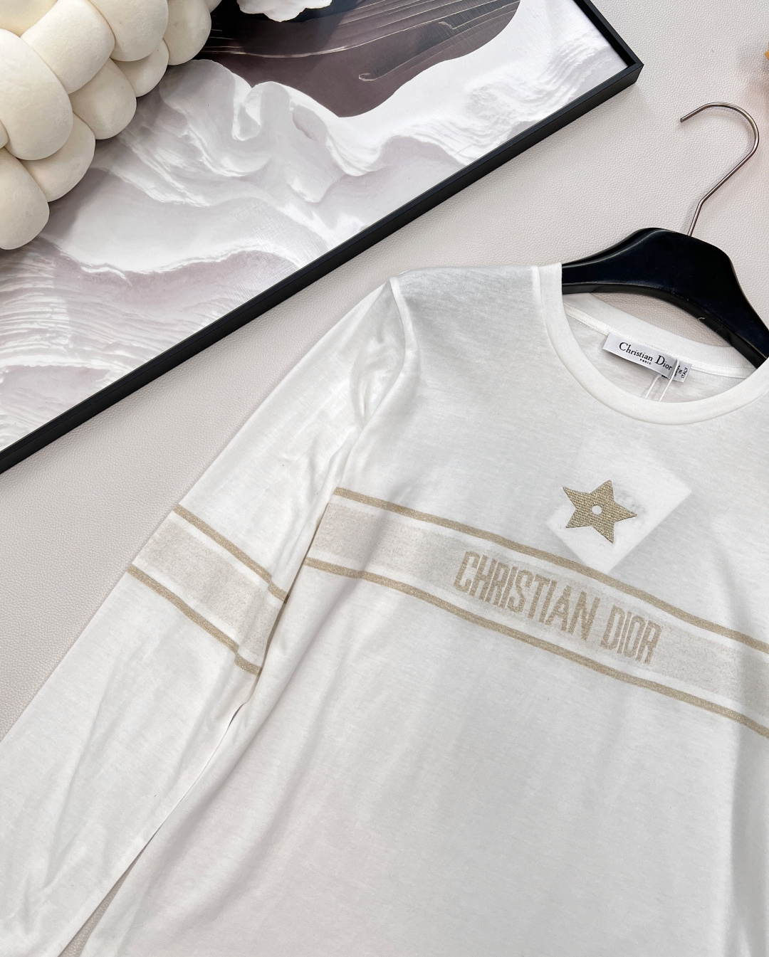 🆕 DIOR 幸运五角星⭐️字母刺绣长袖T恤✨ DIOR标志性幸运五角星字母刺绣，将高级定制精神注入日常