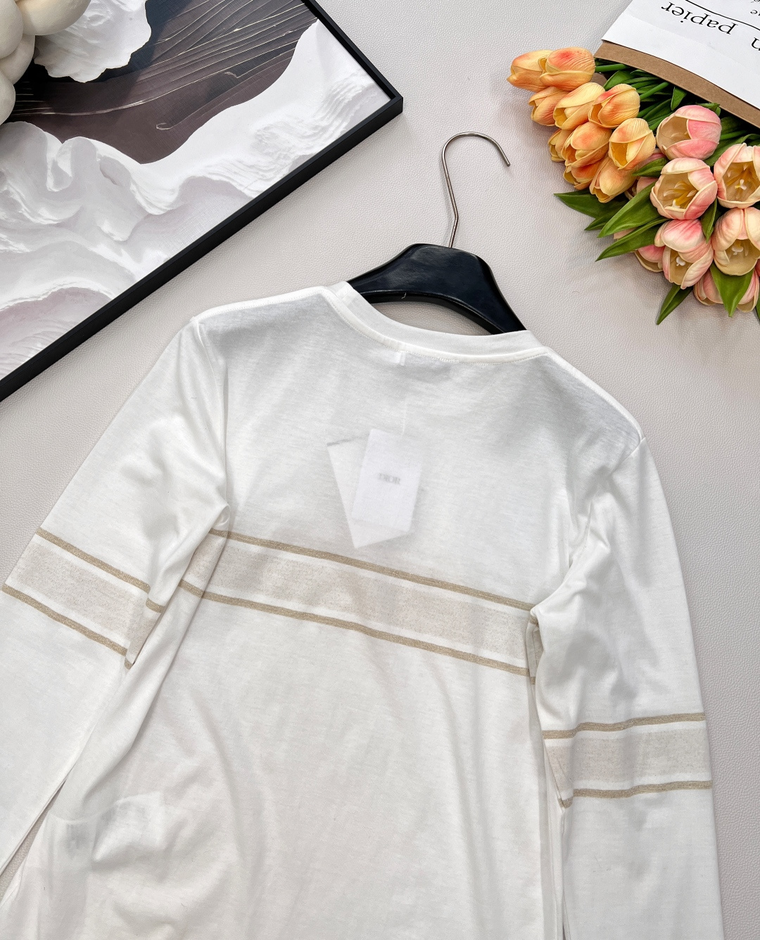 🆕 DIOR 幸运五角星⭐️字母刺绣长袖T恤✨ DIOR标志性幸运五角星字母刺绣，将高级定制精神注入日常