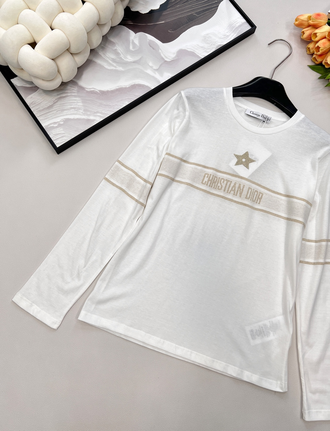 🆕 DIOR 幸运五角星⭐️字母刺绣长袖T恤✨ DIOR标志性幸运五角星字母刺绣，将高级定制精神注入日常