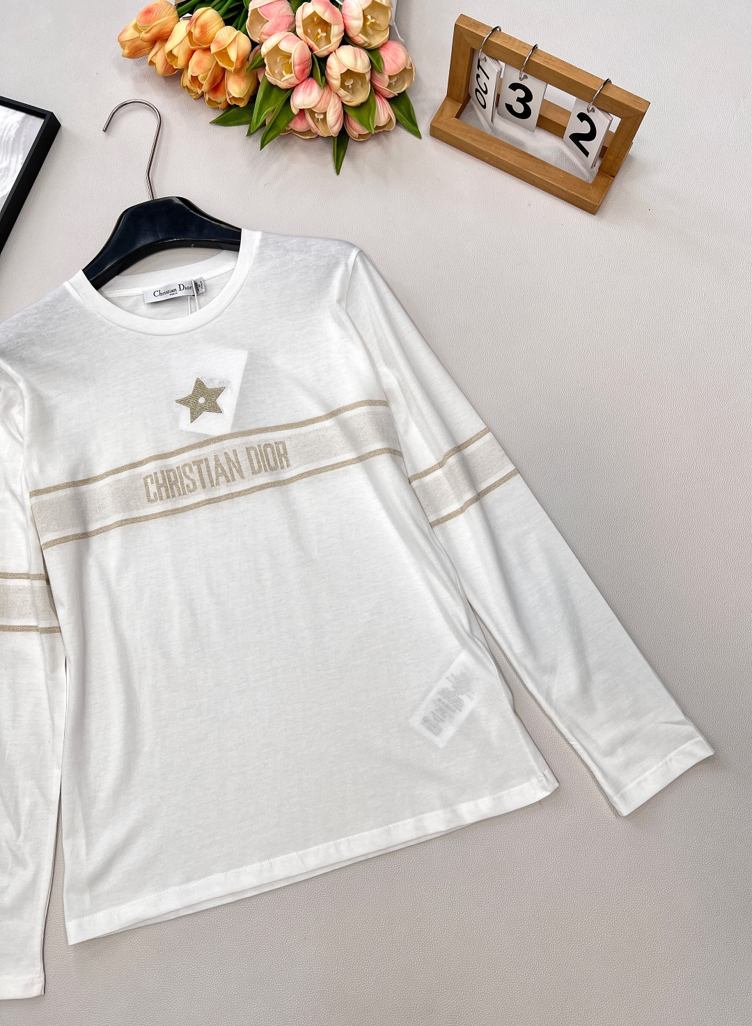 🆕 DIOR 幸运五角星⭐️字母刺绣长袖T恤✨ DIOR标志性幸运五角星字母刺绣，将高级定制精神注入日常