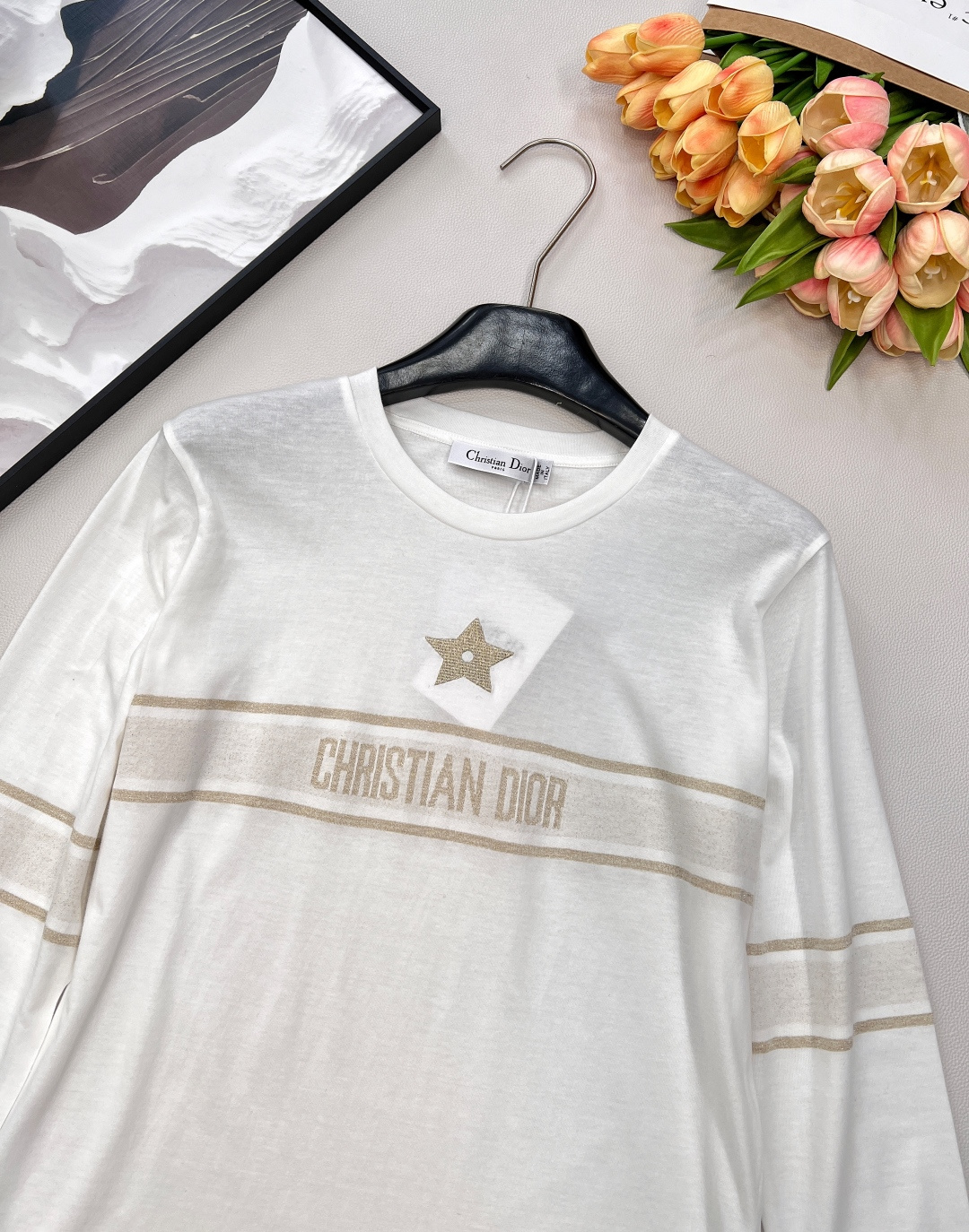 🆕 DIOR 幸运五角星⭐️字母刺绣长袖T恤✨ DIOR标志性幸运五角星字母刺绣，将高级定制精神注入日常