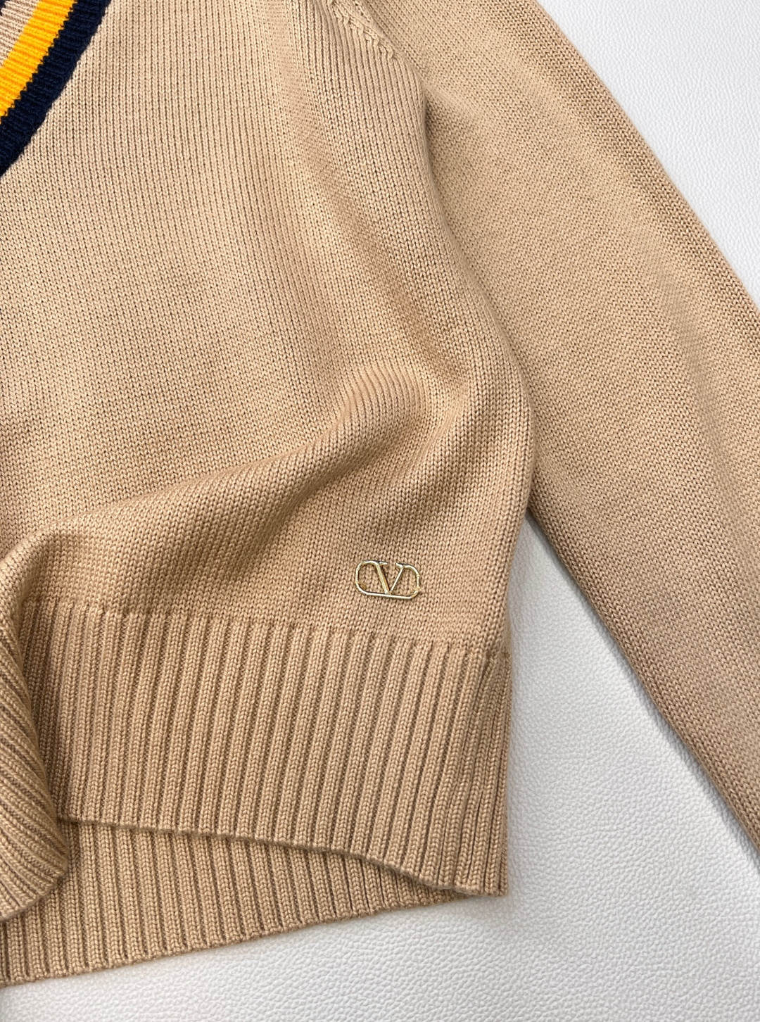 🆕 VALENTINO新款V领针织毛衣..🔖🔖华伦天奴专柜同步 这件太太太美了！学院风满满 减龄还得是她