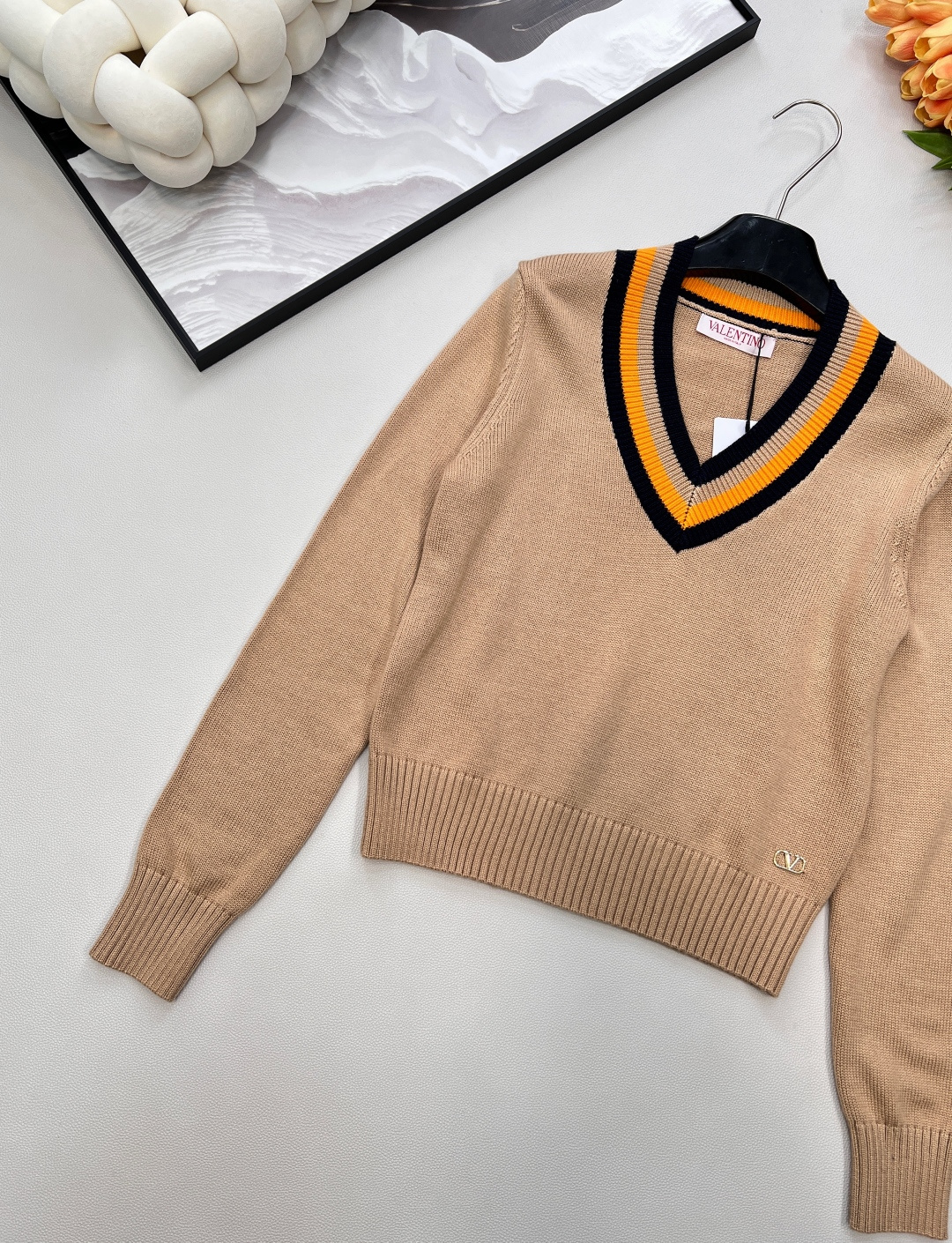 🆕 VALENTINO新款V领针织毛衣..🔖🔖华伦天奴专柜同步 这件太太太美了！学院风满满 减龄还得是她