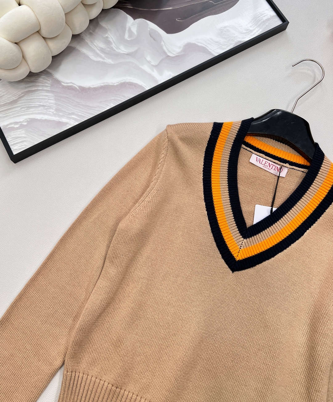🆕 VALENTINO新款V领针织毛衣..🔖🔖华伦天奴专柜同步 这件太太太美了！学院风满满 减龄还得是她