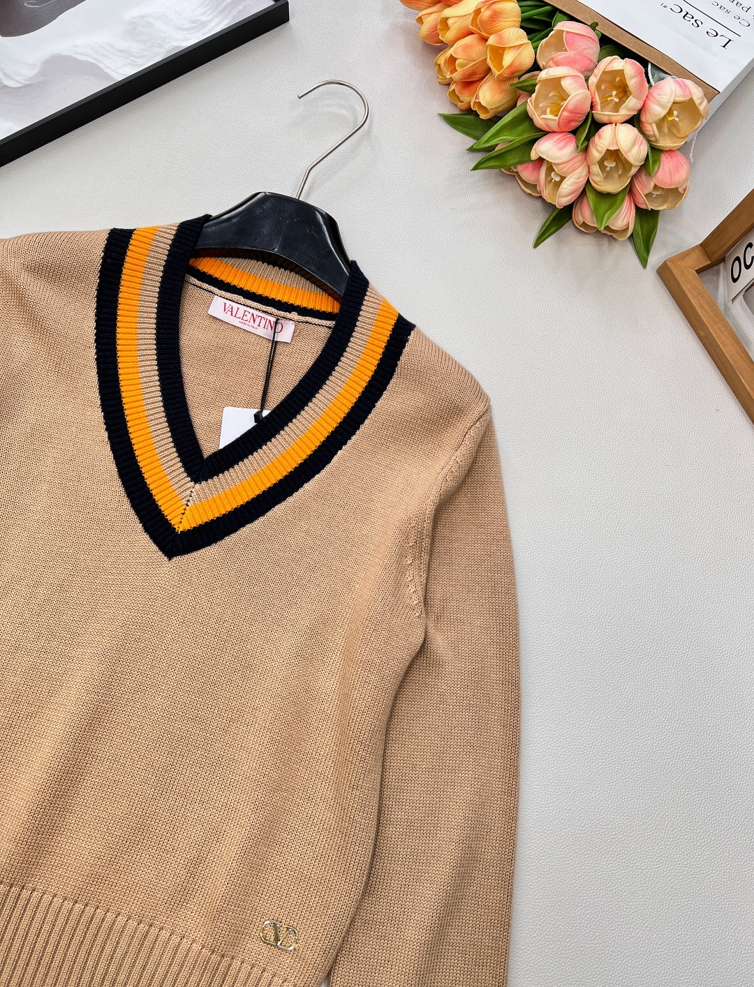 🆕 VALENTINO新款V领针织毛衣..🔖🔖华伦天奴专柜同步 这件太太太美了！学院风满满 减龄还得是她