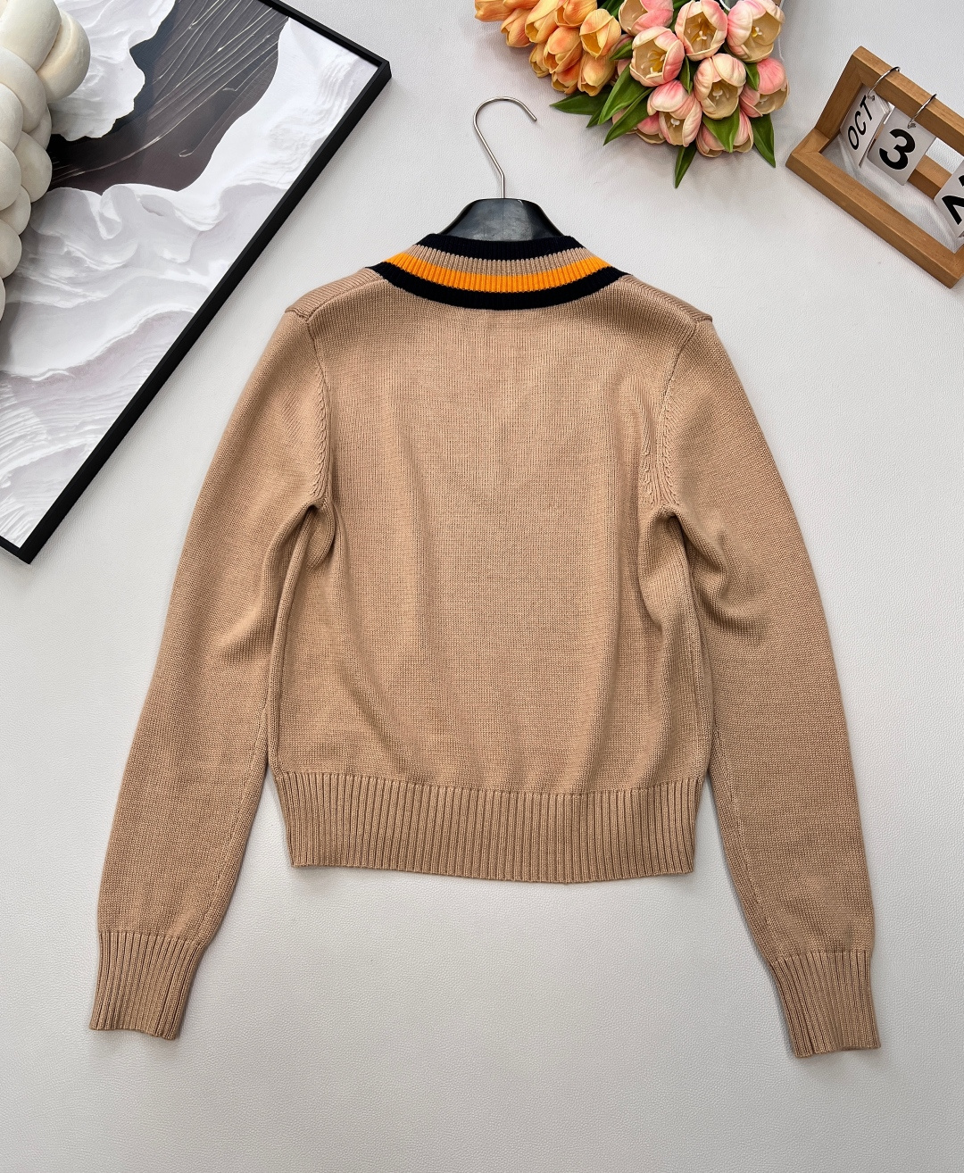 🆕 VALENTINO新款V领针织毛衣..🔖🔖华伦天奴专柜同步 这件太太太美了！学院风满满 减龄还得是她