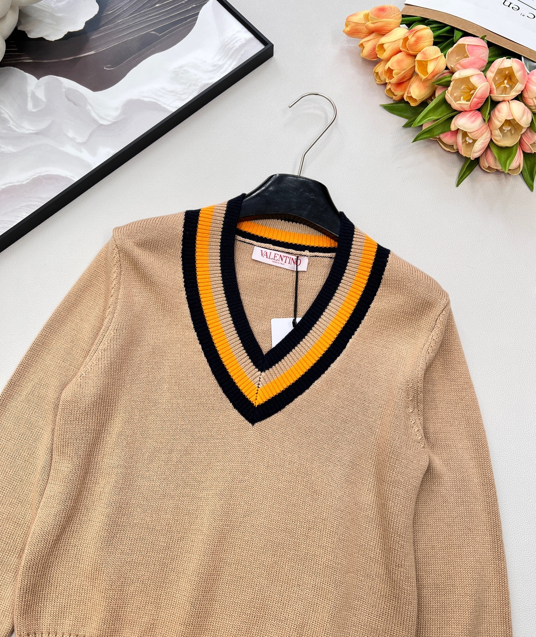 🆕 VALENTINO新款V领针织毛衣..🔖🔖华伦天奴专柜同步 这件太太太美了！学院风满满 减龄还得是她