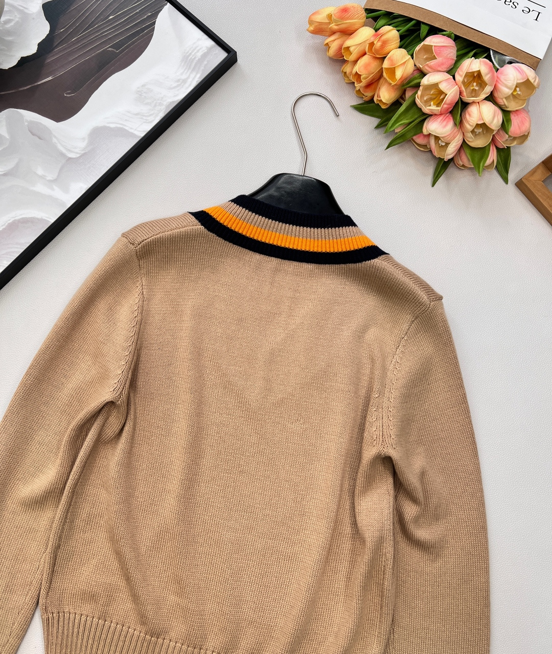 🆕 VALENTINO新款V领针织毛衣..🔖🔖华伦天奴专柜同步 这件太太太美了！学院风满满 减龄还得是她