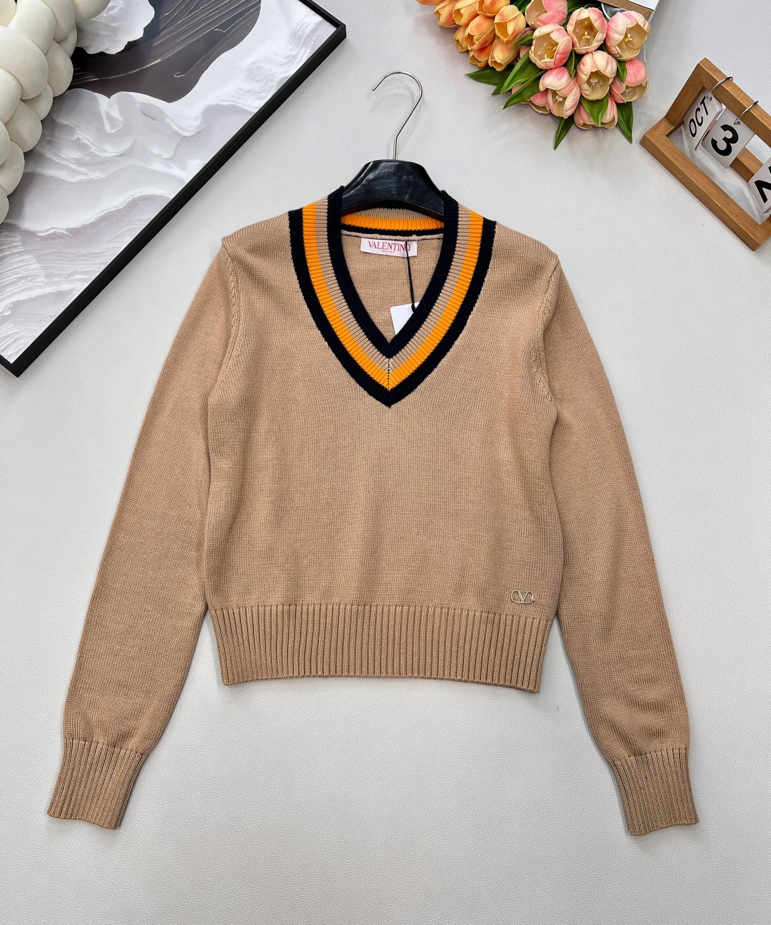 NO:566226,VALENTINO's new V-neck knitted sweater... synchronized with Valentino counters. This is so beautiful!  She is full of college style. She has to be the one to reduce her age. She is really outstanding!  The whole piece is made of 100% pure wool fabric. The texture is soft and skin-friendly and does not stick to the body. It is a must-have knitted sweater in winter. Don’t miss it. The first large order has been shipped. Sizes are sml, valentino, valentino, sweaters, alexander wang19860909VALENTINO新款V领针织毛衣..华伦天奴专柜同步 这件太太太美了！学院风满满 减龄还得是她 实在是优秀的很！整件采用百分之百纯羊毛面料 质地柔软亲肤不扎身 入冬必要拥有的针织衫 千万不能错过 首单大货已出 尺码sml 编,,valentino,valentino,sweaters,alexander wang,Women's clothing