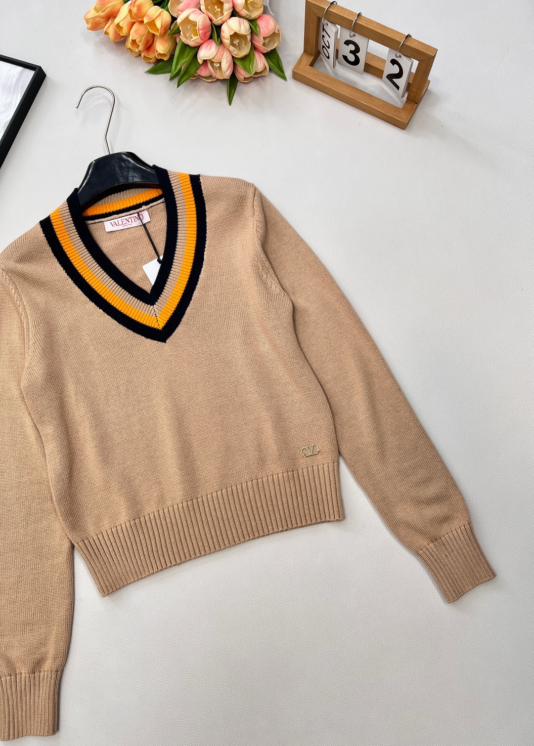🆕 VALENTINO新款V领针织毛衣..🔖🔖华伦天奴专柜同步 这件太太太美了！学院风满满 减龄还得是她