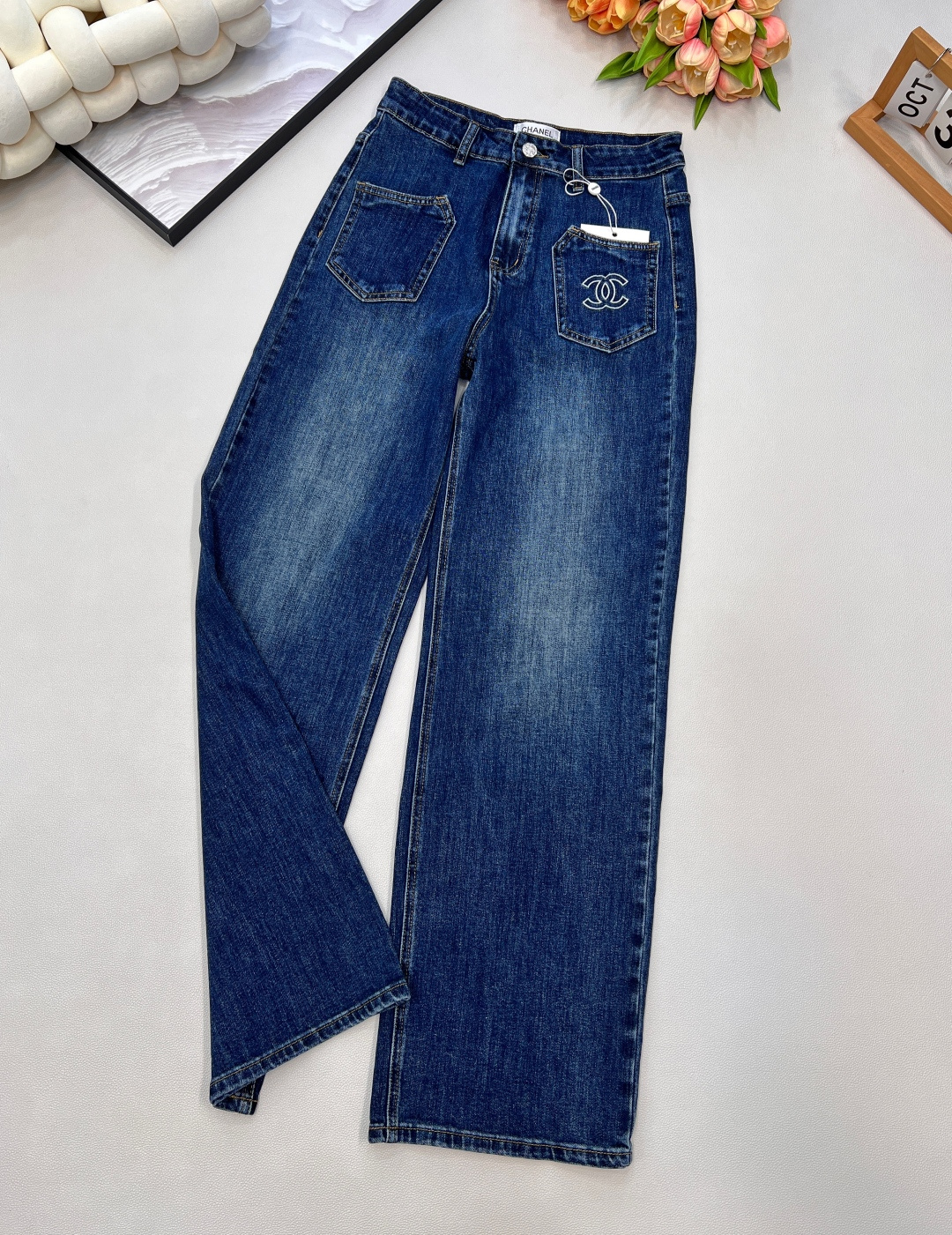 NO:567404,Chanel25SS new double C embroidered straight denim trousers丨Exclusive high-end version!  It is made of dark indigo denim fabric with a vintage tone that has a distressed texture. After special processing, it is soft, comfortable and has excellent support. The double C embroidered badge on the front pocket is exquisite and three-dimensional, and the metal buttons and brand logo concealed buckle design. The high-waisted straight silhouette naturally drape from the waist. The high-waisted straight silhouette has just the right length to stretch the leg lines and create neat long legs!  You can easily wear it with various tops every day to look like a fashionista ~ Three standards are complete, large quantities are shipped, size sml code, chanel, alexander wang19860909Chanel25SS新款双C刺绣直筒牛仔长裤丨独家高版出品！选用深靛蓝丹宁面料,自带做旧质感的复古腔调,经过特殊工艺处理,柔软舒适且具绝佳版型支撑力.前袋处的双C刺绣徽章精致立体,金属纽扣与品牌标识暗扣设计,高腰直筒廓形从腰际自然垂坠,高腰直筒的版型 恰好的裤长 拉伸腿部线条 营造利落大长腿！日常搭配各种上衣都能轻松穿出时尚达人感～三标齐全,大货出 尺码sml 编码,,chanel,alexander wang,Women's clothing