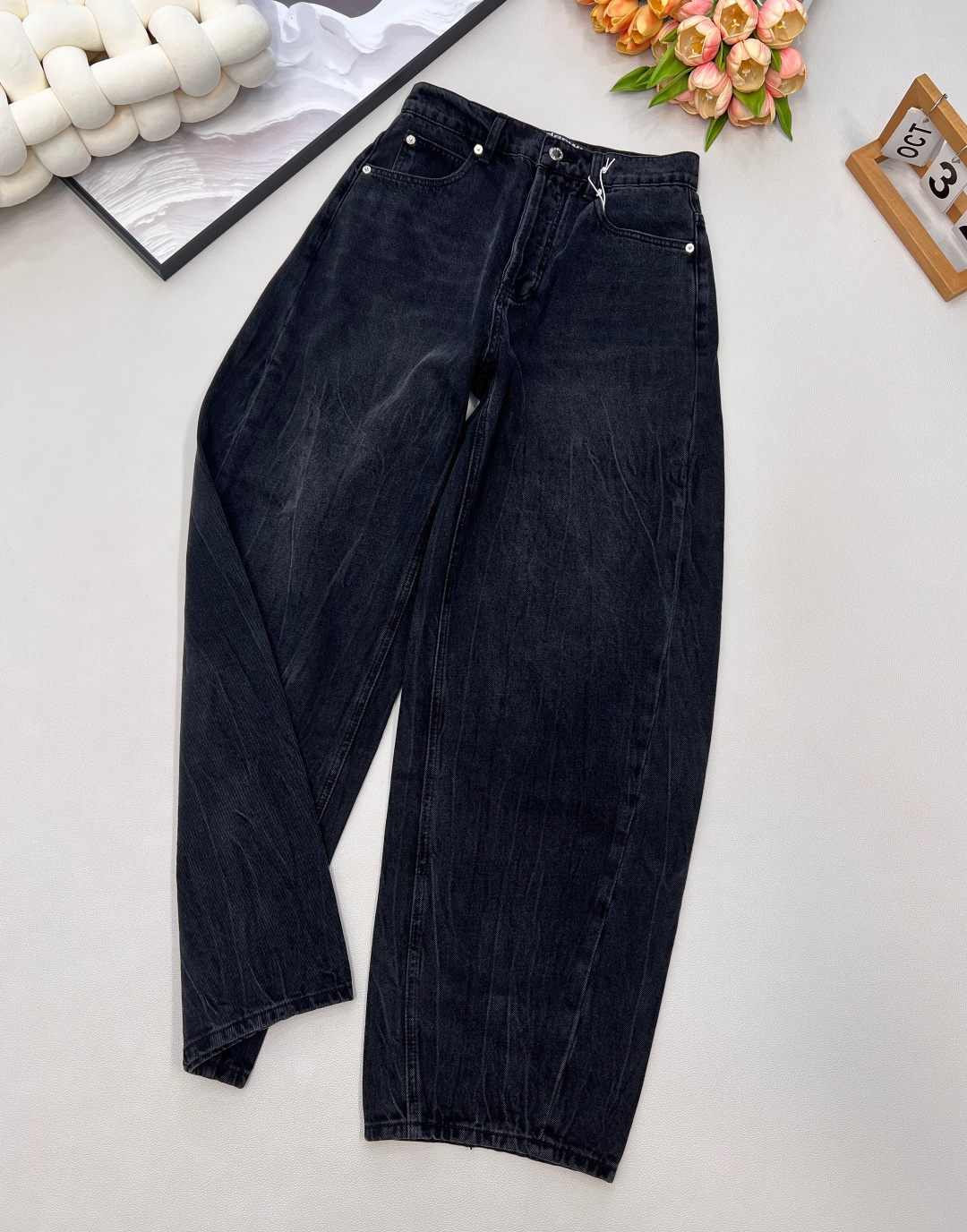 NO:567362,Dawang Heavy Industry Hot Diamond Wide-Leg Scimitar Jeans [Heavy Industry Hot Diamond · Luxury Shows the Whole Audience] This pair of sparkling diamond jeans comes with an eye-catching Buff!  The trousers adopt a unique scimitar cut, which gives the trouser legs a more three-dimensional silhouette, showing a natural curvature when walking, adding a casual and free atmosphere. The hot-diamond lettering design on the back pocket embellishes the details, reflecting a low-key and luxurious light, adding highlights to the overall look. The slightly floor-length trousers design not only modifies the figure, but also creates a casual and lazy street fashion. Whether paired with a short top or a loose sweatshirt, you can create a unique fashion style. This year's most popular 'machete pants'  When you put it on, you instantly become a paper person and look stunning with diamonds on your upper body!  BlingBling is breathtakingly beautiful under the sun!  The scimitar version, which is wide at the top and narrow at the bottom, hides the flesh and makes the legs straight. The cut makes the legs long and straight [God-level wide legs · Leg length cheating] Size sml code,,alexander wang,hoodie,sweatshirts,jeans,alexander wang19860909大王重工烫钻阔腿弯刀牛仔裤【重工烫钻 · 奢耀全场】 这条闪钻石牛仔裤自带吸睛Buff！ 裤型采用独特弯刀剪裁,赋予裤腿更具立体感的廓形,行走间展现自然弧度,增添随性洒脱的氛围. 后袋烫钻字母设计点缀细节,折射出低调奢华的光感,为整体造型增添亮点. 微微拖地的裤长设计,既修饰身形,又营造出随性慵懒的街头时髦感.无论搭配短上衣还是宽松卫衣,都能打造出个性十足的时尚风格 今年最火的“弯刀裤” 穿上秒变纸片人既视感 闪钻上身惊艳！阳光下BlingBling美到窒息！ 上宽下窄的弯刀版型 藏肉还显腿直 剪裁显得腿又长又直【神级阔腿 · 腿长作弊】 尺码sml 编码,,alexander wang,hoodie,sweatshirts,jeans,alexander wang,Women's clothing