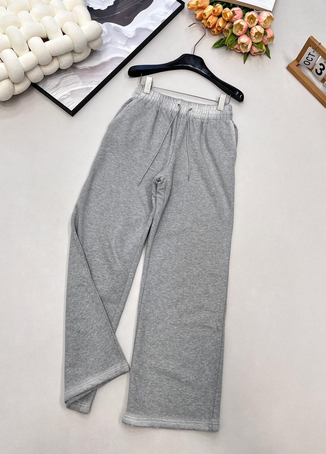 NO:567390,prada2025 new plain color pullover sweatshirt and trousers suit, customized YB imported raw cotton material, delicate texture, comfortable and easy to wear, pullover sweatshirt and trousers suit, embroidered letter logo on the chest, colors form a collision design, richer visual effect. Paired with the same series of wide-leg straight trousers, the triangle logo echoes the back neckline of the top, highlighting the high-end positioning, improving the texture of the outfit, complete upper body, casual and fashionable, customized fabrics and accessories, complete three standards, large shipments  Size sml trousers, prada, hoodie, sweatshirts, alexander wang19860909prada2025新款素色套头卫衣长裤套装,定制YB进口原生全棉材质 质感细腻 舒适好穿 套头卫衣长裤套装 胸前点缀刺绣字母徽标 颜色形成碰撞设计 视觉效果更显丰富 搭配同系列阔腿直筒长裤 三角徽标与上衣后领口呼应 彰显高级定位 提升穿搭质感 成套上身 休闲时髦 定制面辅料 ,三标齐全,大货出 尺码sml 裤子编,,prada,hoodie,sweatshirts,alexander wang,Women's clothing