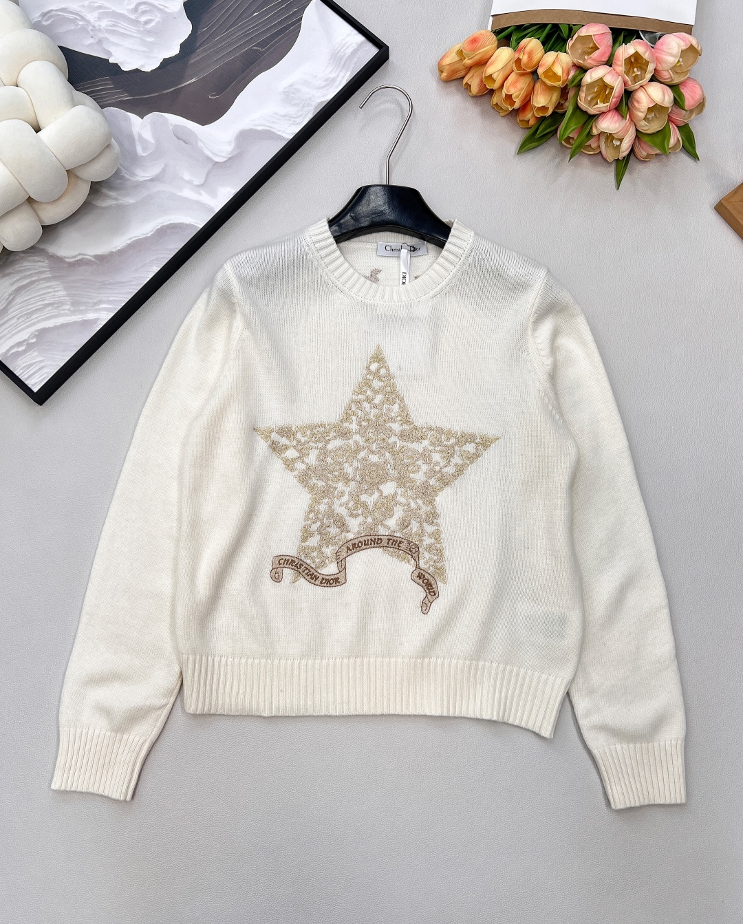 NO:569184,DIOR limited series five-pointed star golden embroidered wool sweater. Dreamy five-pointed star. A good fit that is rare in a century. The wool fabric is soft and waxy, especially skin-friendly. Good cashmere as always. The overall embroidery has a strong three-dimensional effect. The color is soft and not obtrusive. There is no sense of restraint at all. It has a sense of luxury. This sweater is embroidered with the Dior Around The World pattern, designed by Pietro Ruffo.  Designed with a star embellished with flowers, it pays homage to the collection's Scottish heritage. Thanks to the regular fit and ribbed finish, it's perfect for casual looks at any time of the year. The ribbed crew neck, cuffs and hem are full of details. The premium fit is soft and not baggy, classic and durable, and can be worn casually to go out in style~ Super heavy gold embroidery is very noble Delicate embroidered five-pointed star   Full of elegance, complete with three standards, large quantity shipped, size sml code, dior, sweaters, alexander wang19860909DIOR 限定系列五角星金色刺绣羊毛针织衫 梦幻五角星 百年难遇的好版型 羊毛面料软软糯糯特别亲肤 一如既往的好羊绒 整体刺绣立体感强 配色柔和不突兀 完全没有束缚感 高级感拉满 这款毛衣绣有Dior Around The World图案,由 Pietro Ruffo 设计,饰有一颗饰有花朵的星星,旨在向该系列的苏格兰传统致敬.得益于常规版型和罗纹饰面,非常适合在一年中的任何时候搭配休闲装扮. 罗纹圆领、袖口和下摆,细节满满. 高级版型柔软且不松垮版型,经典且耐看随便一搭就能时髦出街～ 超级重金色刺绣很显贵气 精致刺绣五角星 尽显优雅气质三标齐全,大货出 尺码sml 编码,,dior,sweaters,alexander wang,Women's clothing